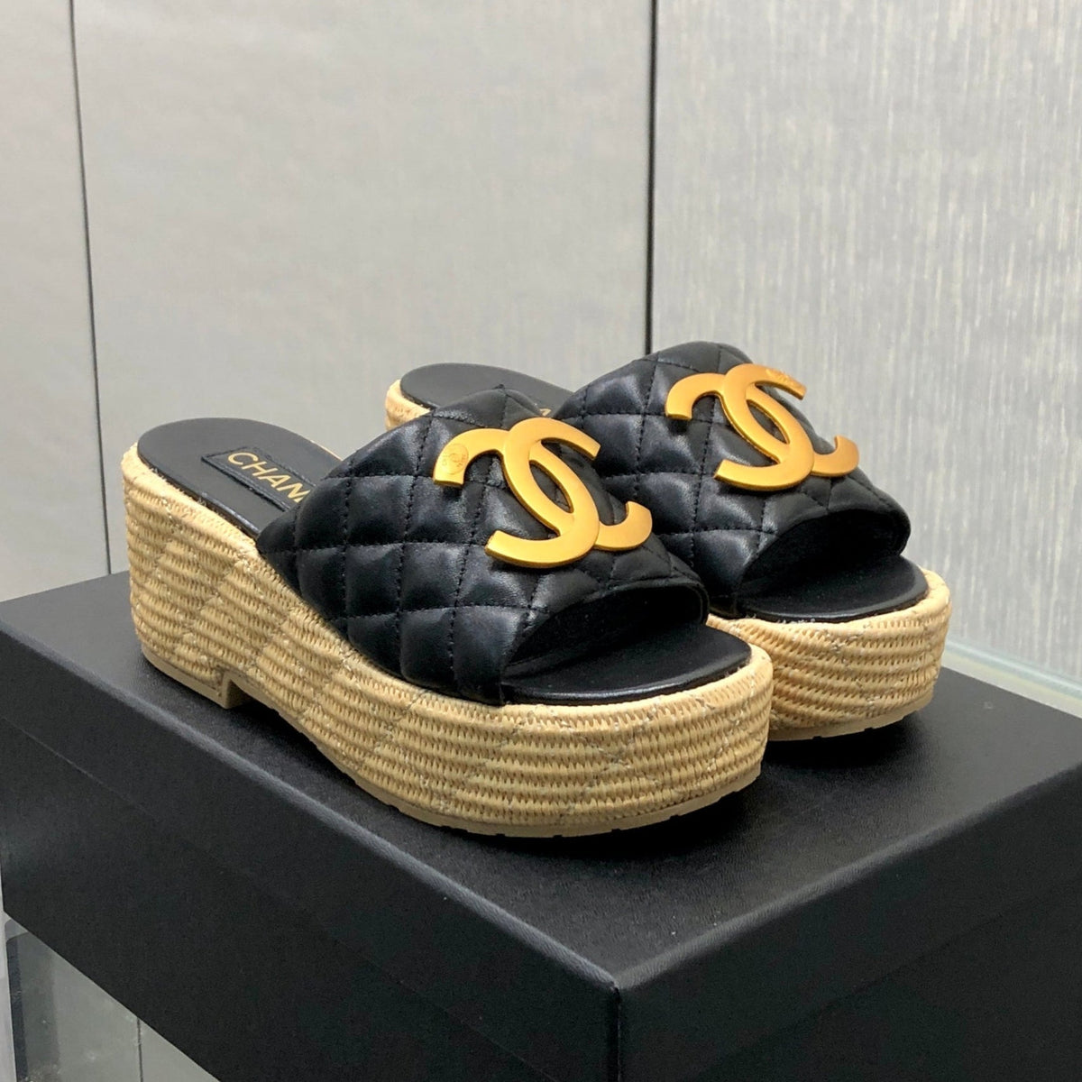 THICK SOLE WEDGE SLIPPERS IN BLACK LAMBSKIN AND BEIGE RUBBER