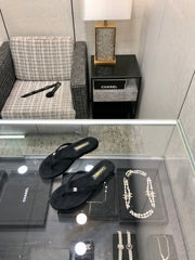 THONG SLIDE IN BLACK SUEDE