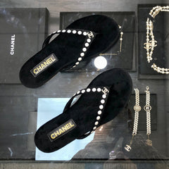 THONG SLIDE IN BLACK SUEDE WITH WHITE DOT