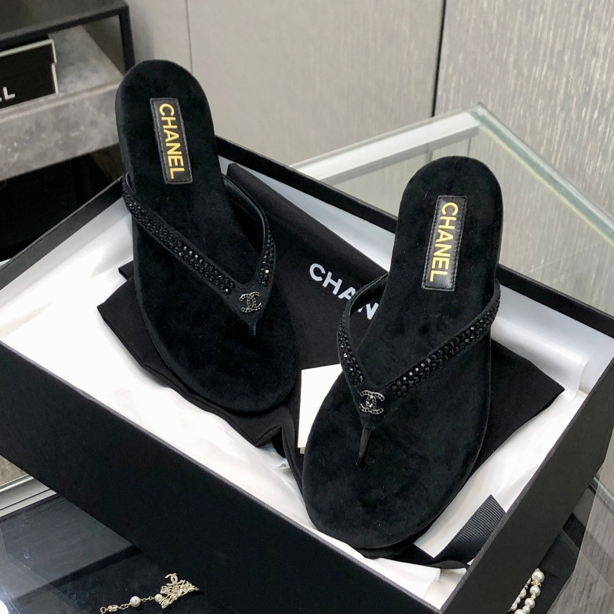 THONG SLIDE IN BLACK SUEDE WITH CRYSTALS