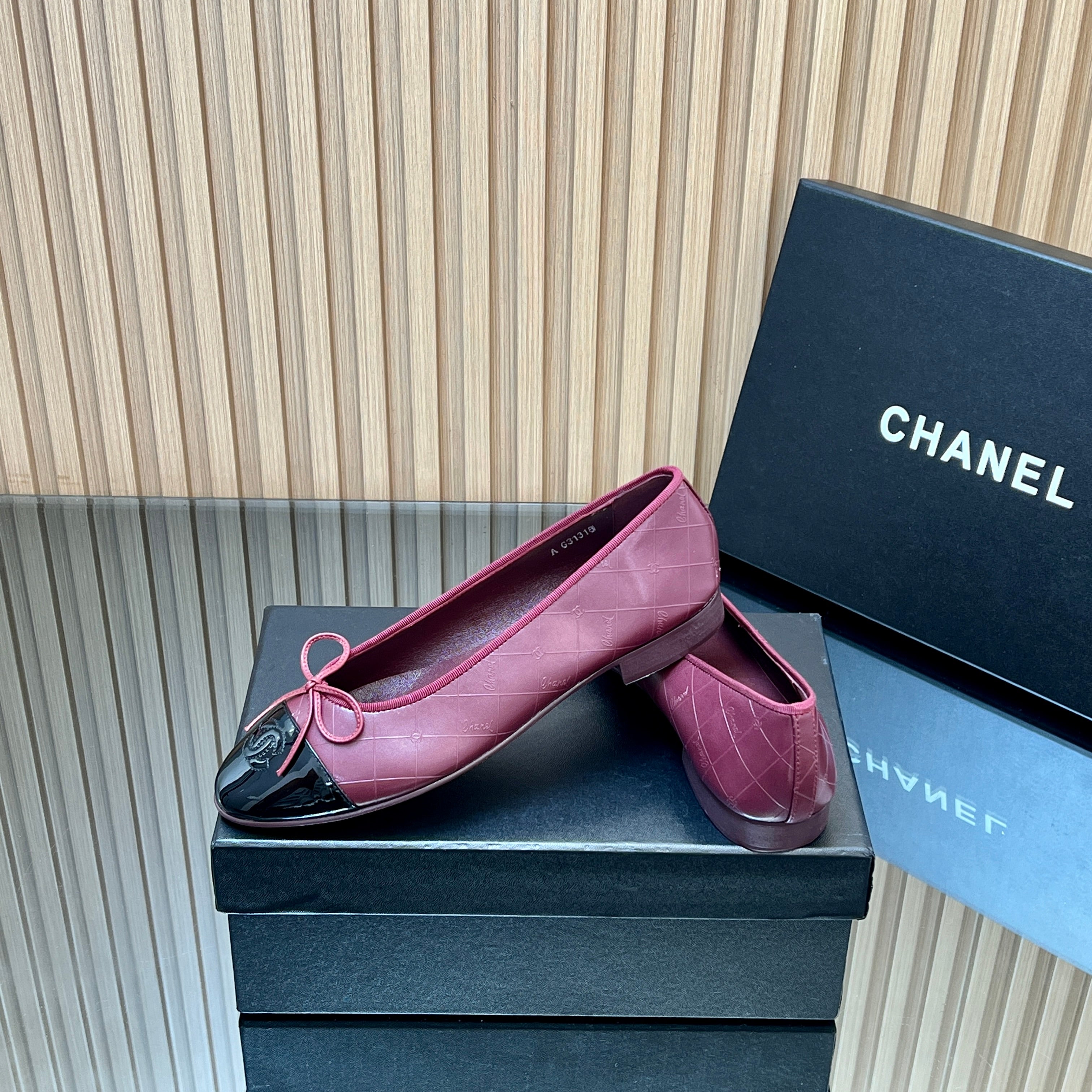 CHANEL 25S BALLET FLATS 20MM IN DEEP PLUM AND BLACK CALFSKIN GLOSSY WITH BOW