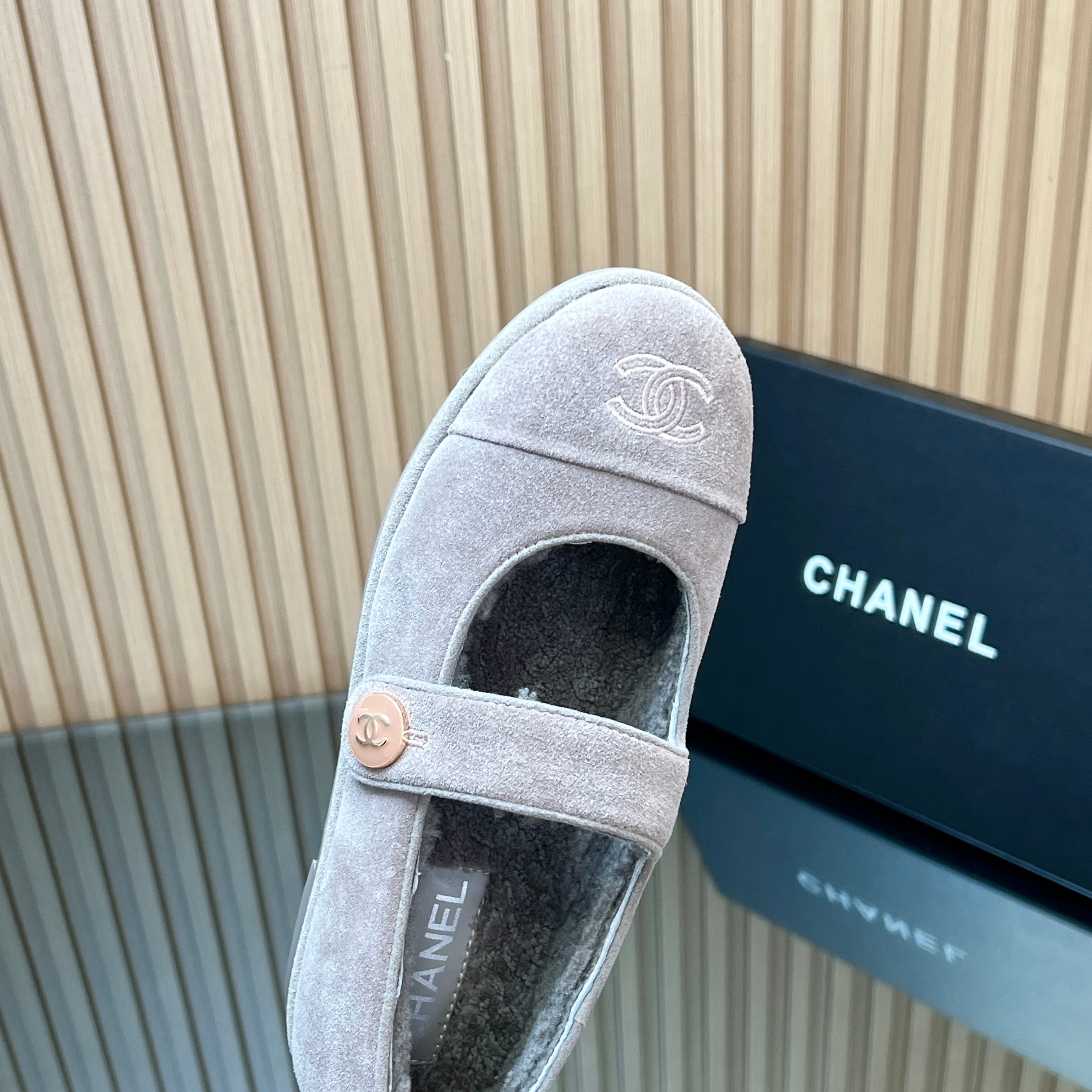 CHANEL 25S FURRY MARY JANE SHOES IN LIGHT PURPLE SUEDE