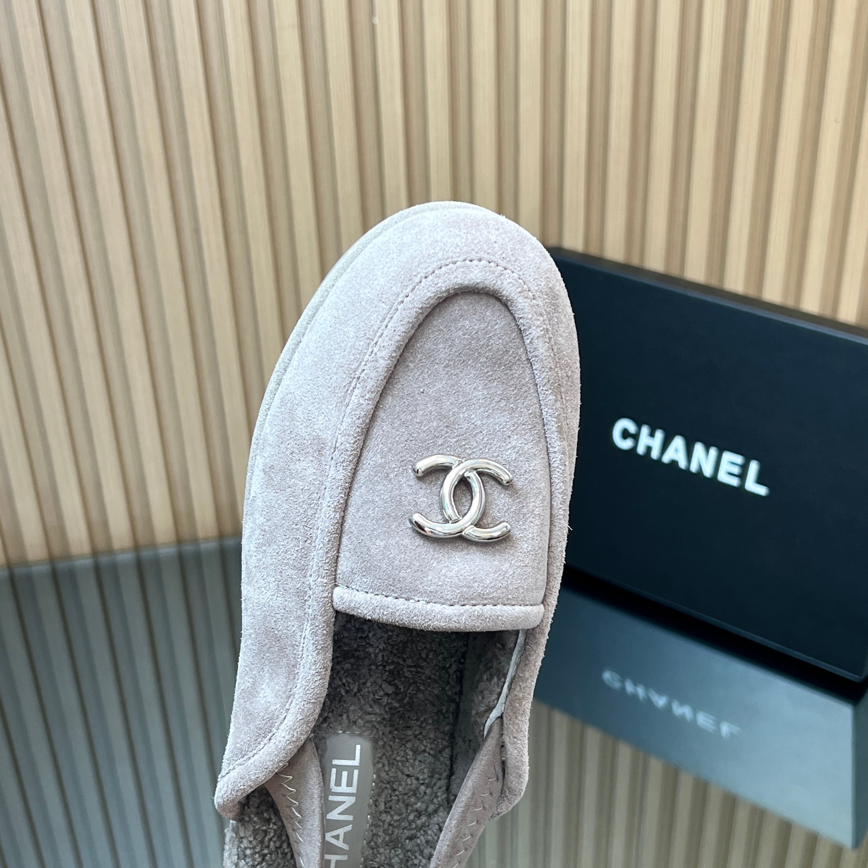 CHANEL 25S BACK STRAP MULE 15MM IN LIGHT PURPLE SUEDE AND WOOL SILVER HARDWRE