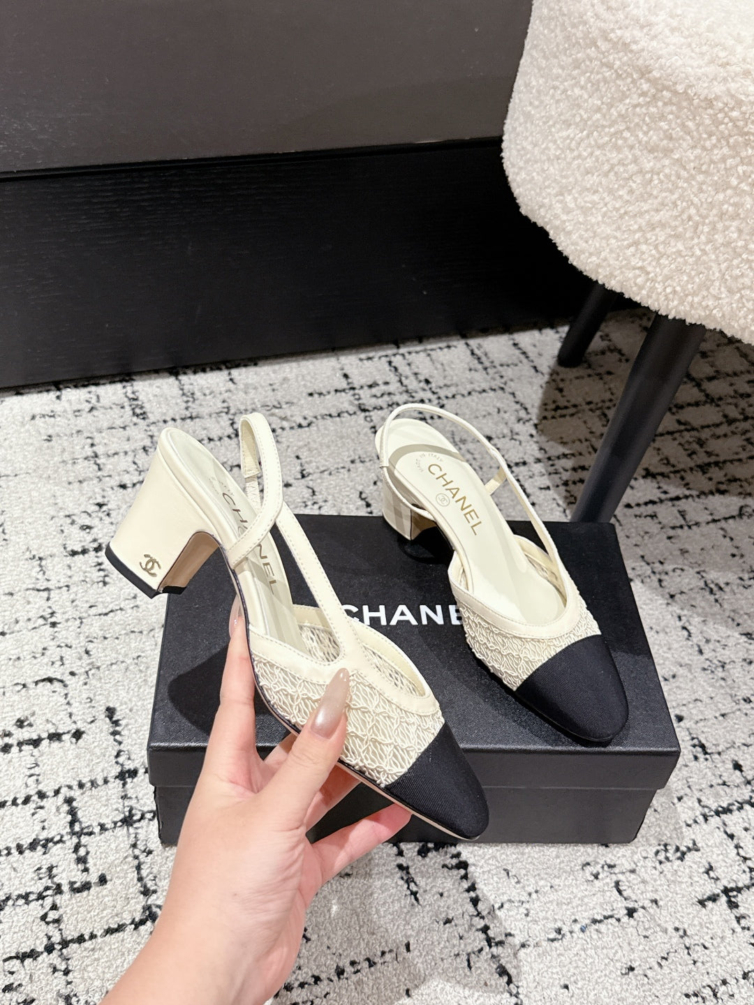 HIGH SLINGBACK 25S IN OFF WHITE FABRIC AND BLACK CALFSKIN CANVAS