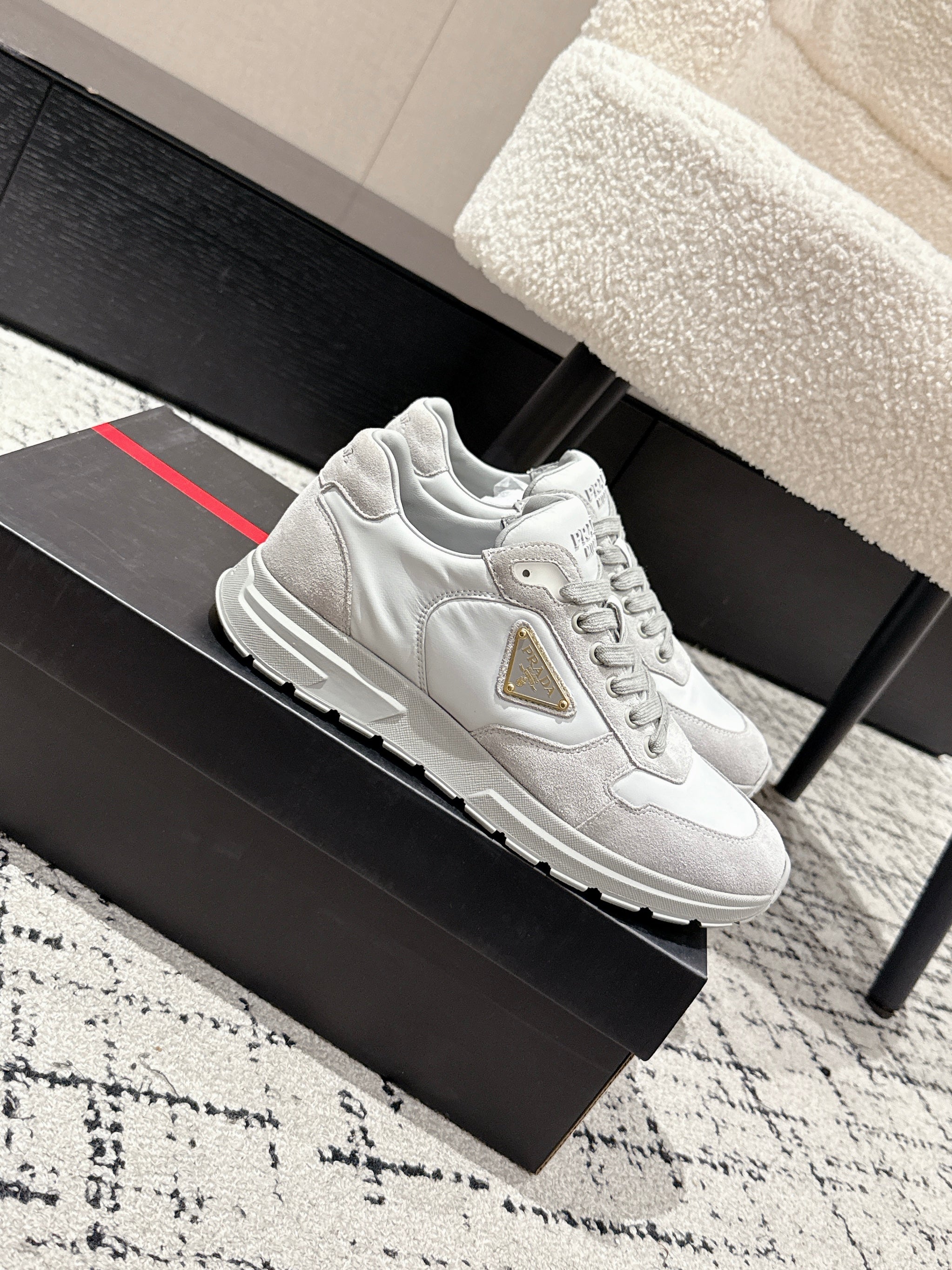 PRADA 25S MEN SNEAKERS LOGO IN WHITE AND LIGHT GRAY NUBUCK AND CANVAS