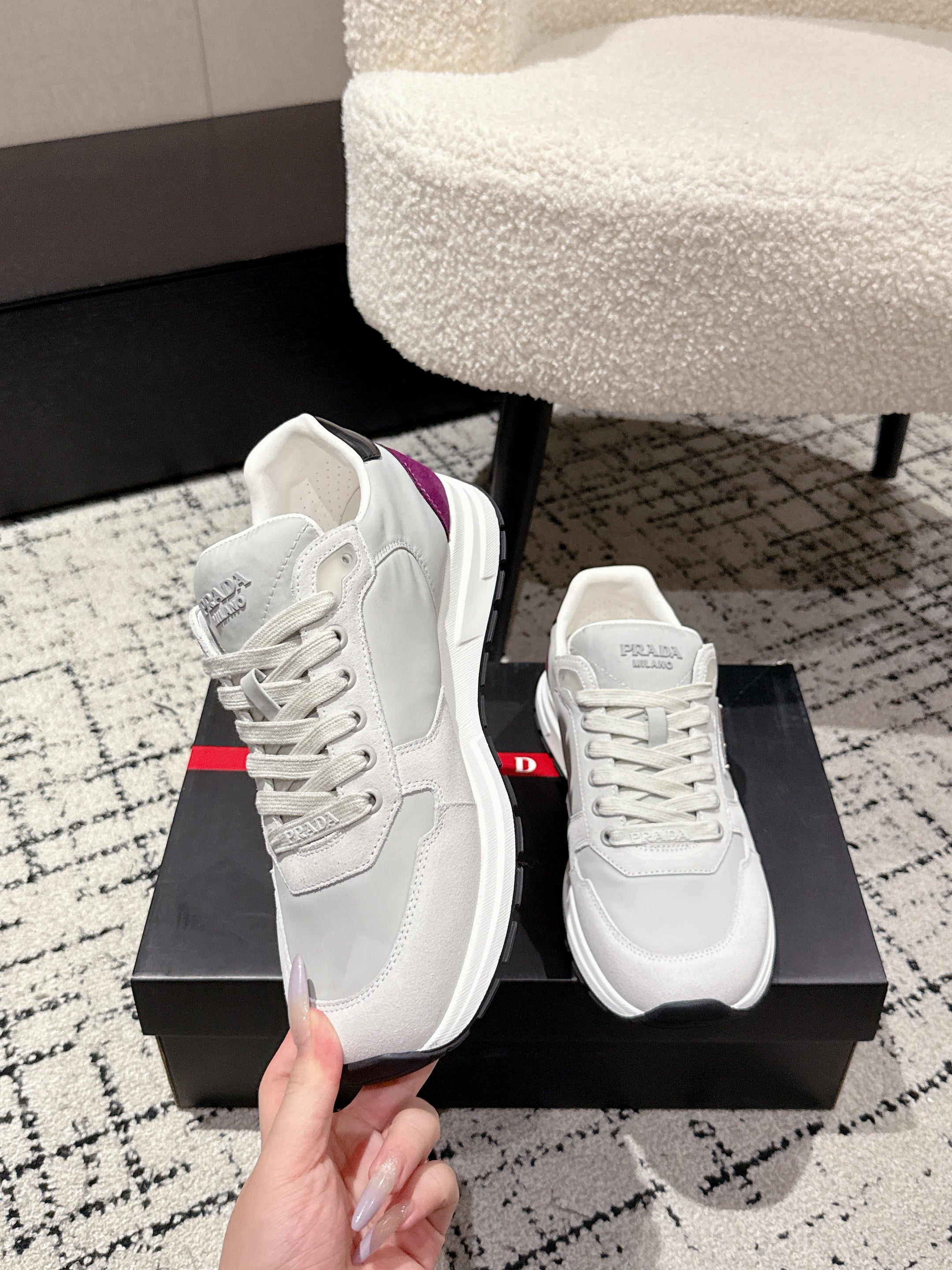 PRADA 25S MEN SNEAKERS LOGO IN WHITE AND MULBERRY NUBUCK AND CANVAS