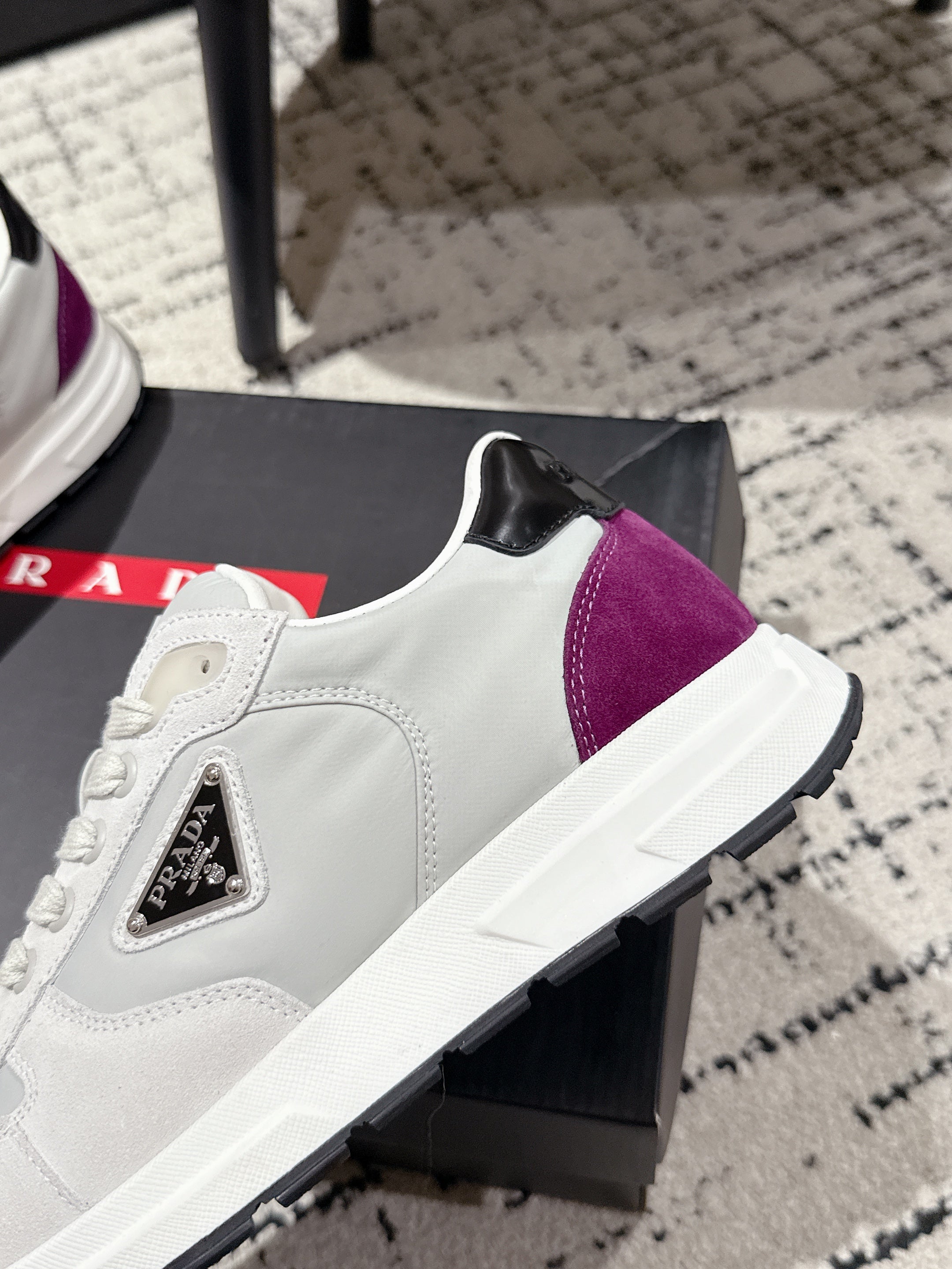 PRADA 25S MEN SNEAKERS LOGO IN WHITE AND MULBERRY NUBUCK AND CANVAS