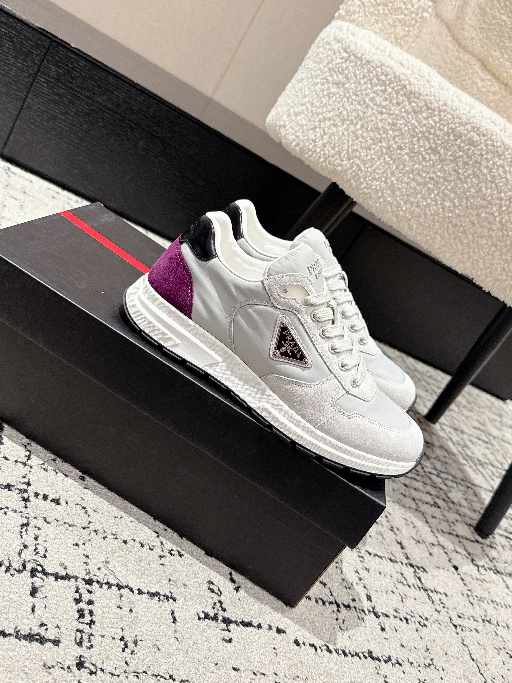 PRADA 25S MEN SNEAKERS LOGO IN WHITE AND MULBERRY NUBUCK AND CANVAS
