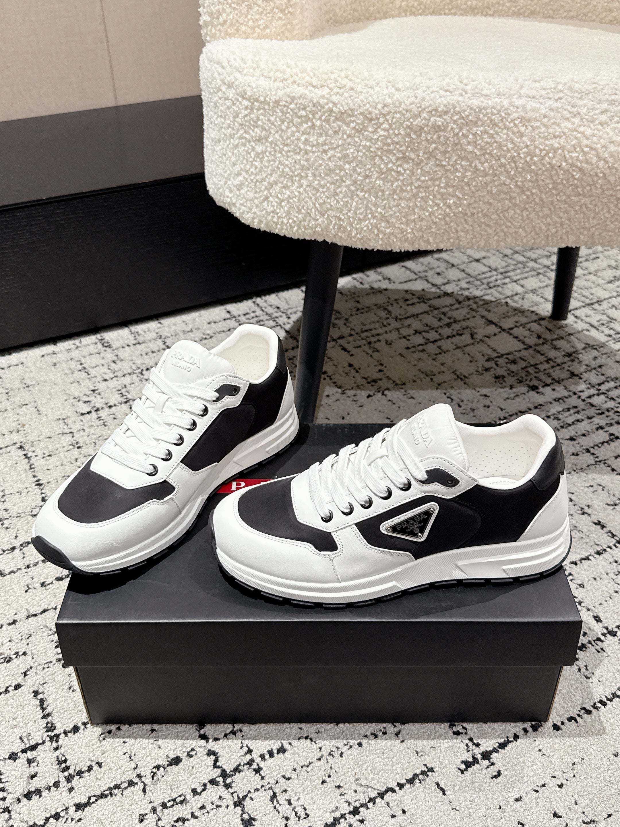 PRADA 25S MEN SNEAKERS LOGO IN WHITE AND BLACK NUBUCK AND CANVAS