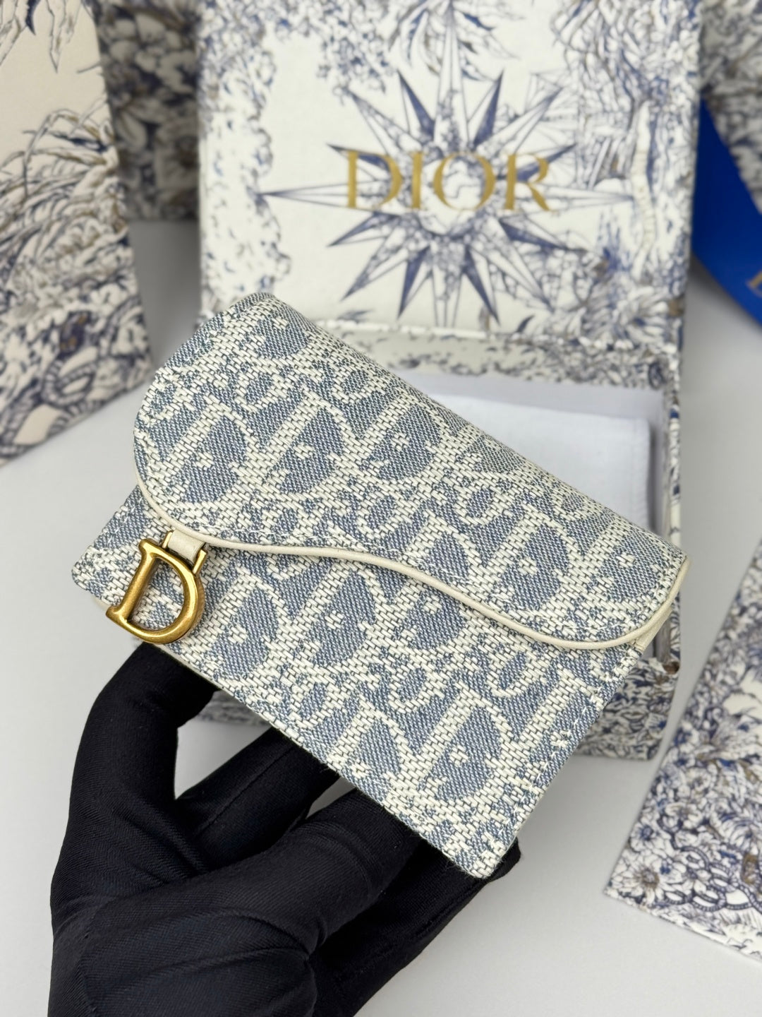DIOR 25S SADDLE JASMINE GUSSET CARD HOLDER 10 IN LIGHT BLUE OBLIQUE JACQUARD CANVAS