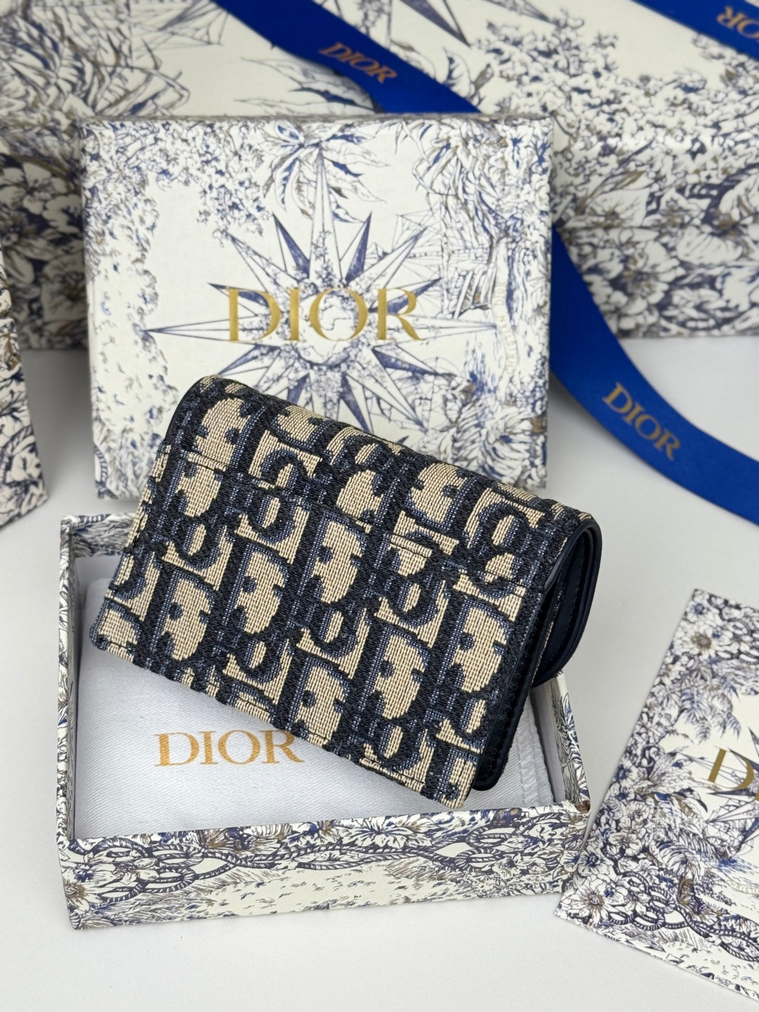 DIOR 25S SADDLE JASMINE GUSSET CARD HOLDER 10 IN BLUE OBLIQUE JACQUARD CANVAS