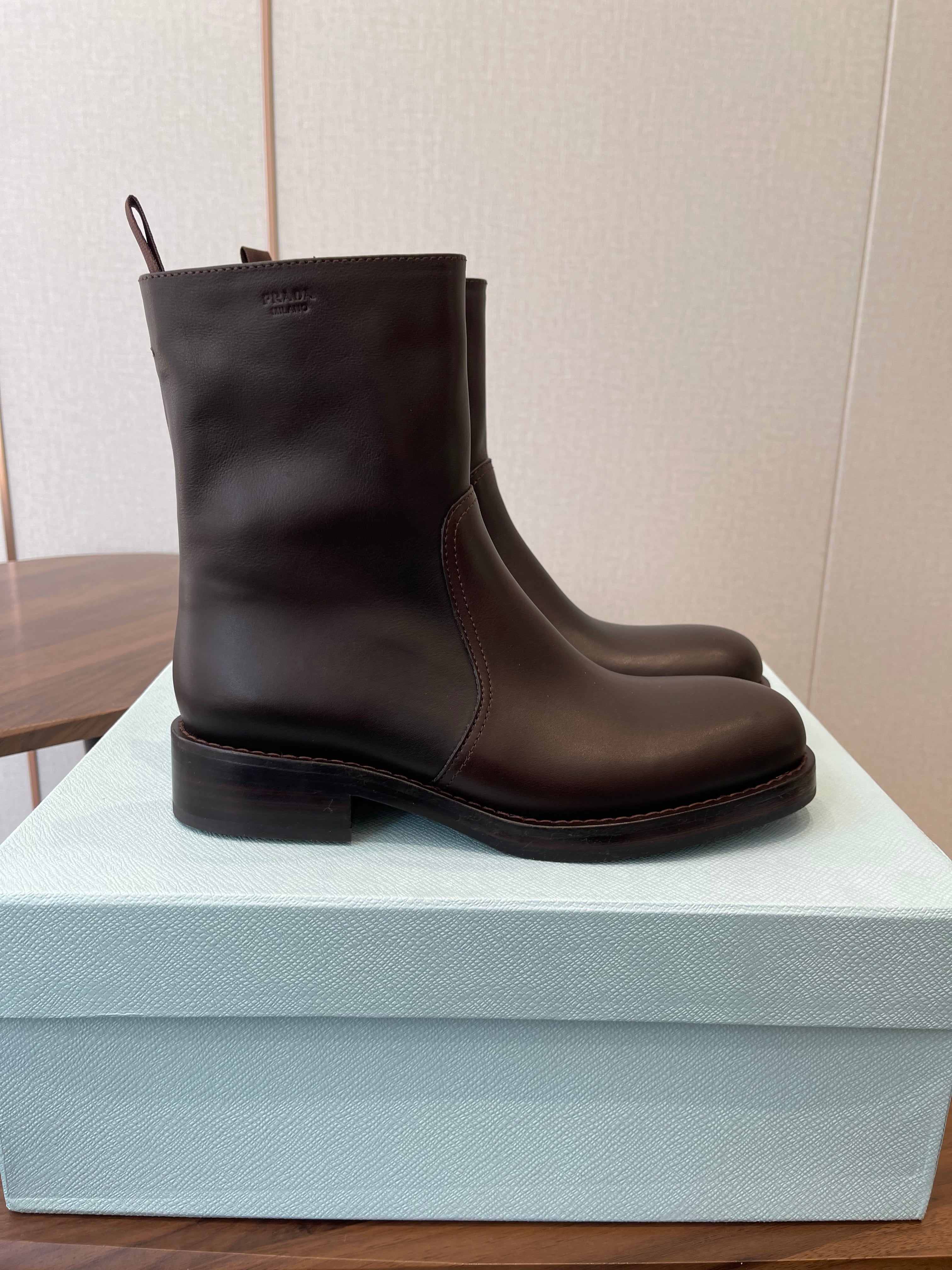 PRADA 25S COWBOY BOOTS IN DARK BROWN CALFSKIN