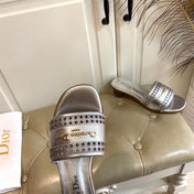 DWAY HEELED SLIDE IN SILVER CALFSKIN WITH GOLD LOGO