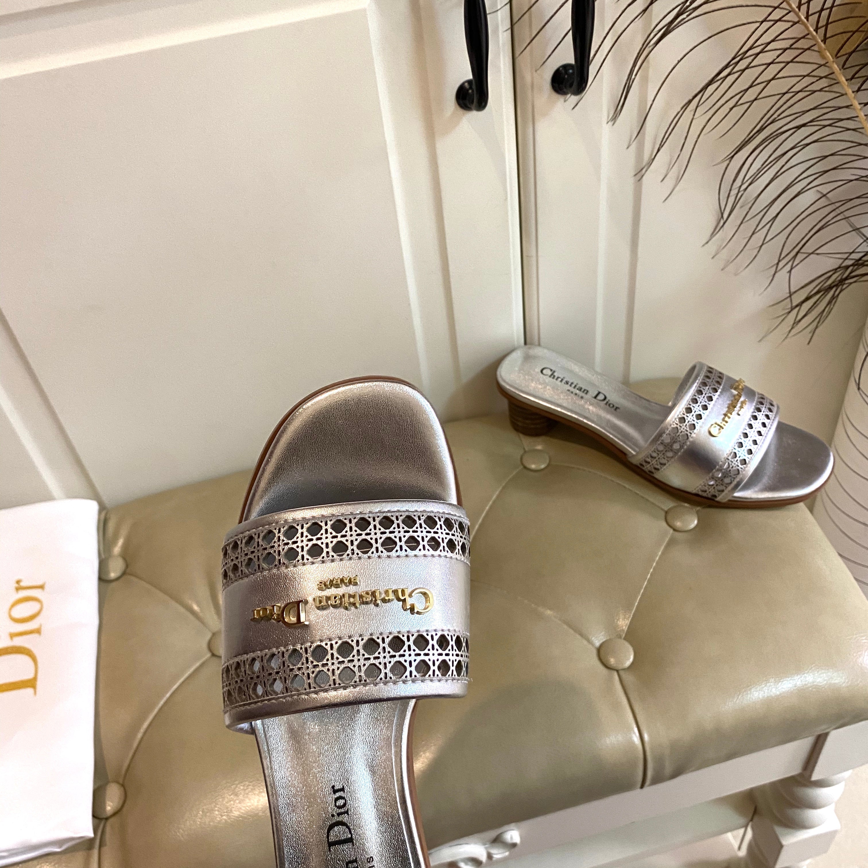 DWAY HEELED SLIDE IN SILVER CALFSKIN WITH GOLD LOGO