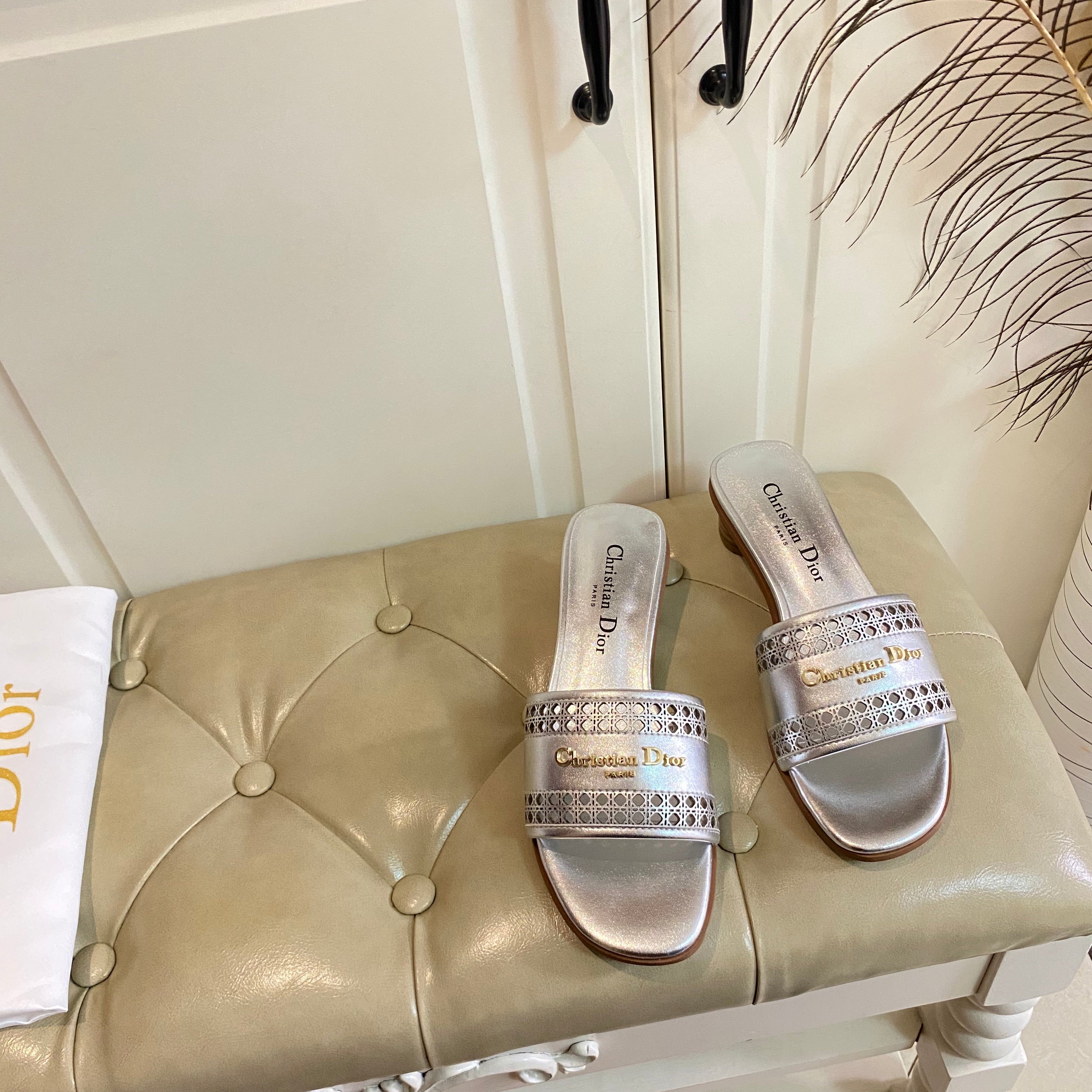 DWAY HEELED SLIDE IN SILVER CALFSKIN WITH GOLD LOGO