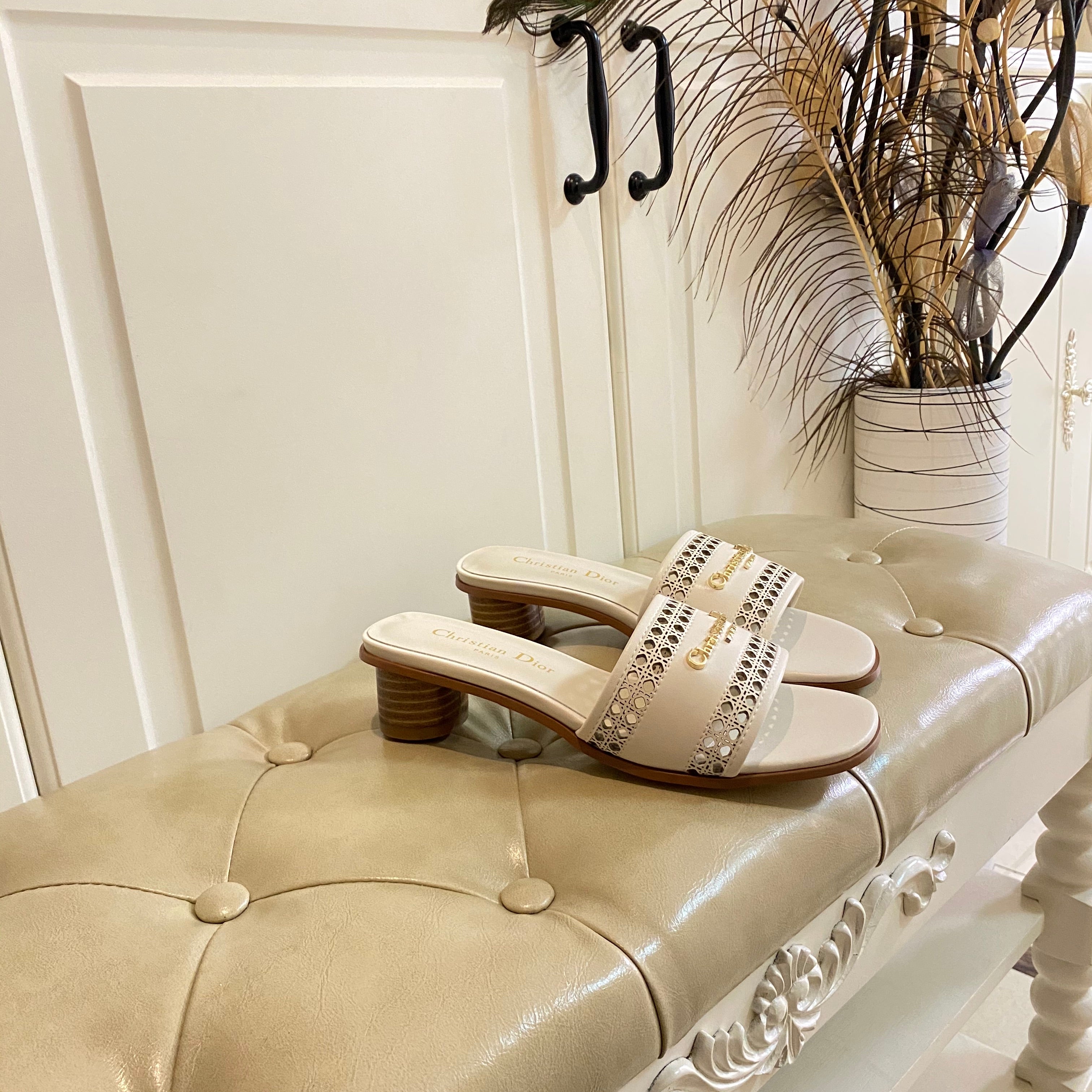 DWAY HEELED SLIDE IN WHITE CALFSKIN WITH GOLD LOGO