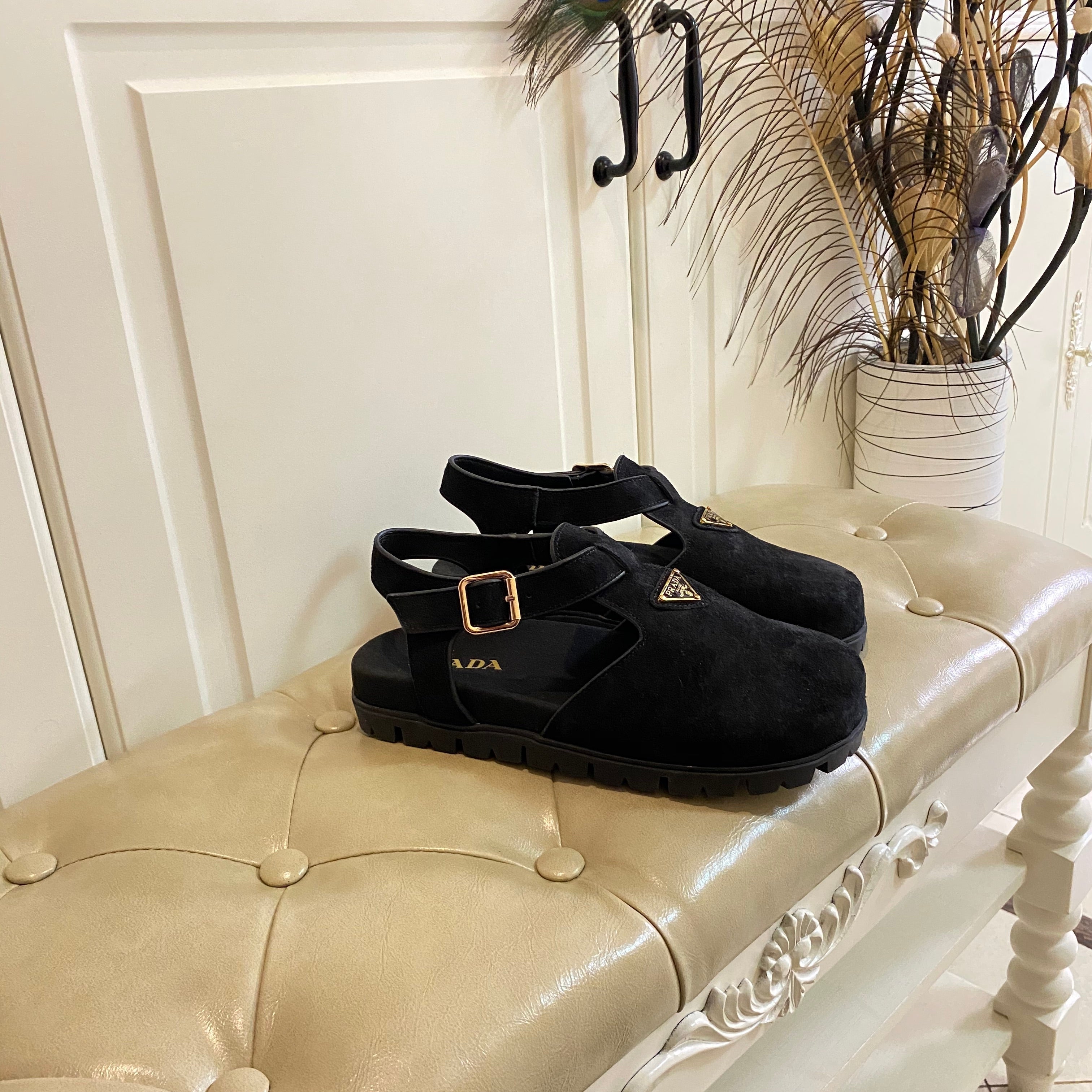 RUBBER SOLE SANDALS IN BLACK SUEDE
