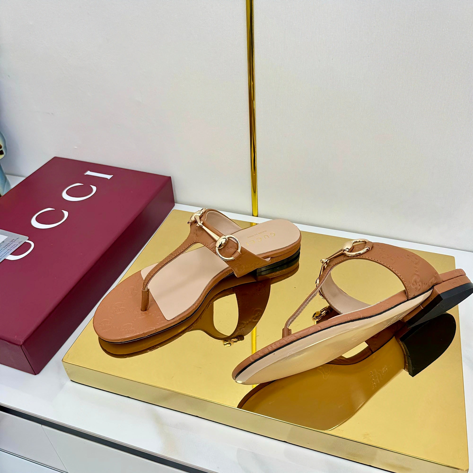 THONG SANDALS IN BROWN LAMBSKIN PRINTED LOGO WITH GOLD HARDWARE