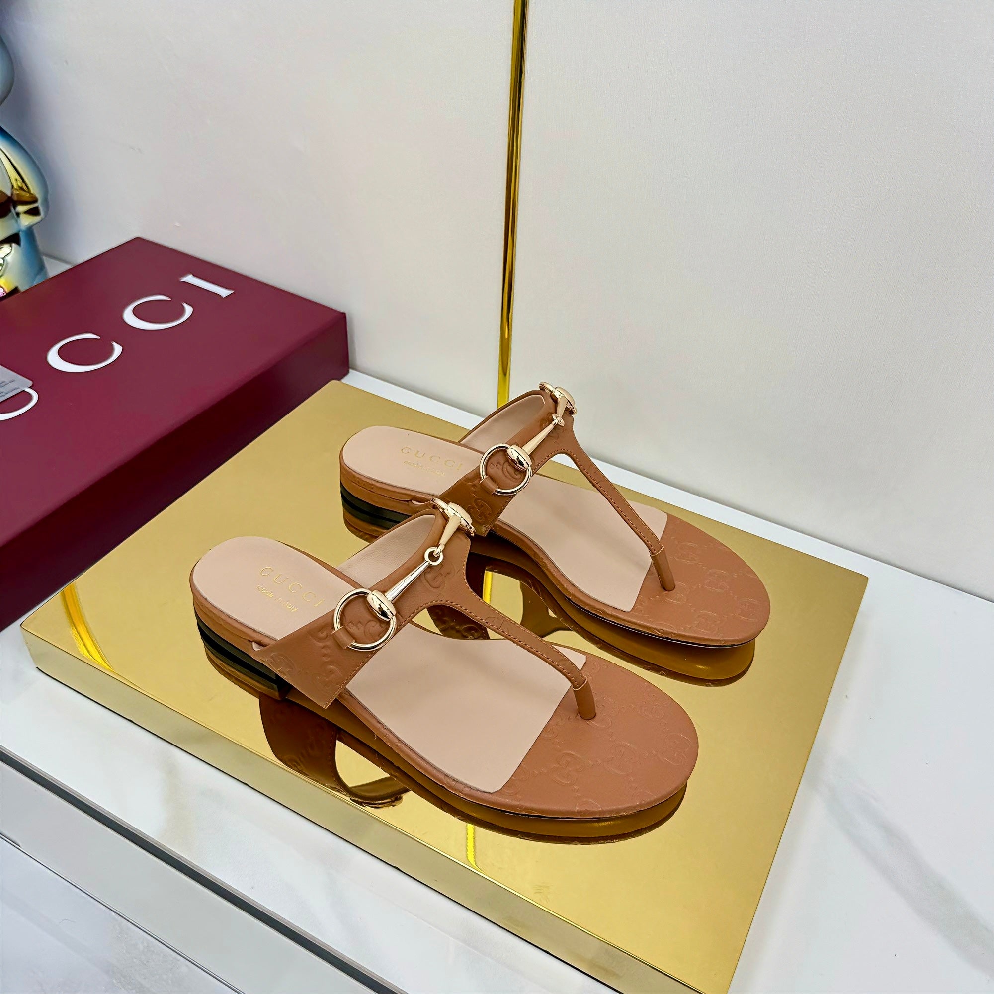 THONG SANDALS IN BROWN LAMBSKIN PRINTED LOGO WITH GOLD HARDWARE