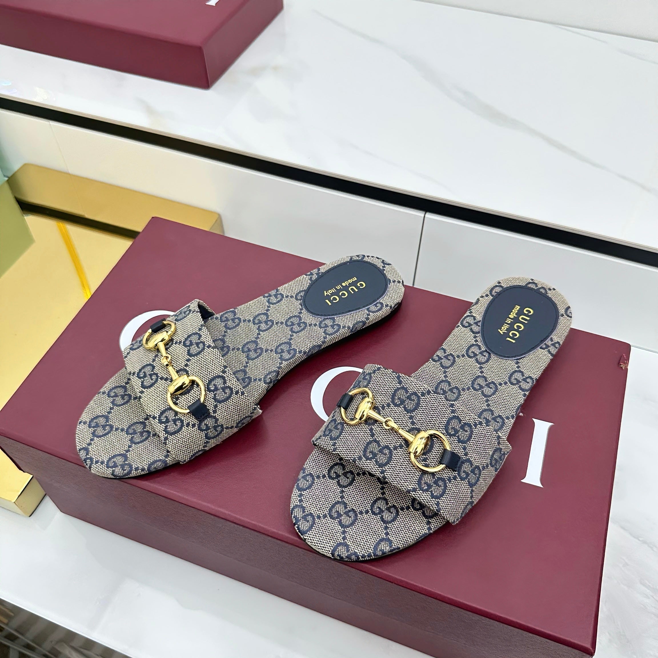 GG SLIDES IN STONE GREY WITH GOLD HARDWARE