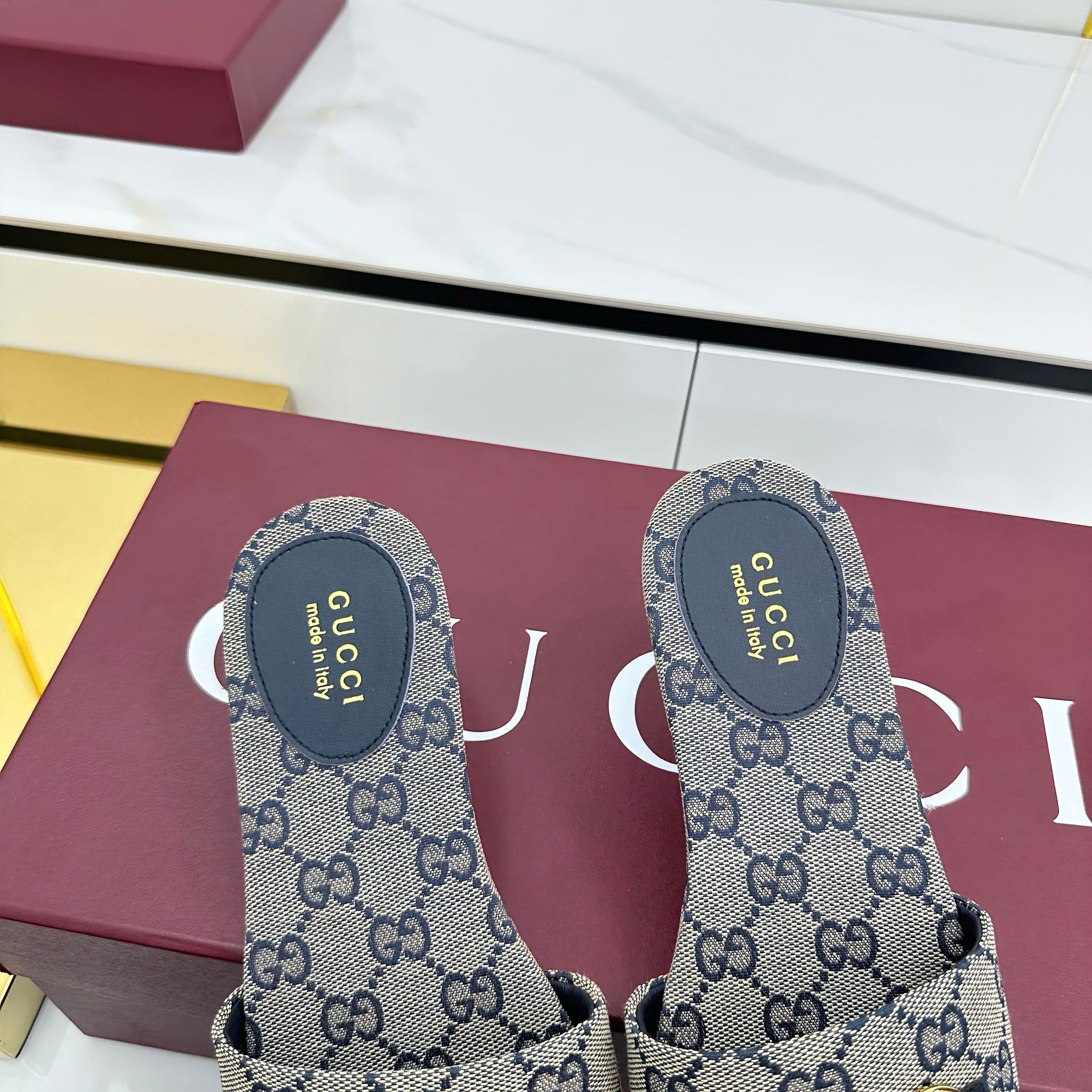 GG SLIDES IN STONE GREY WITH GOLD HARDWARE