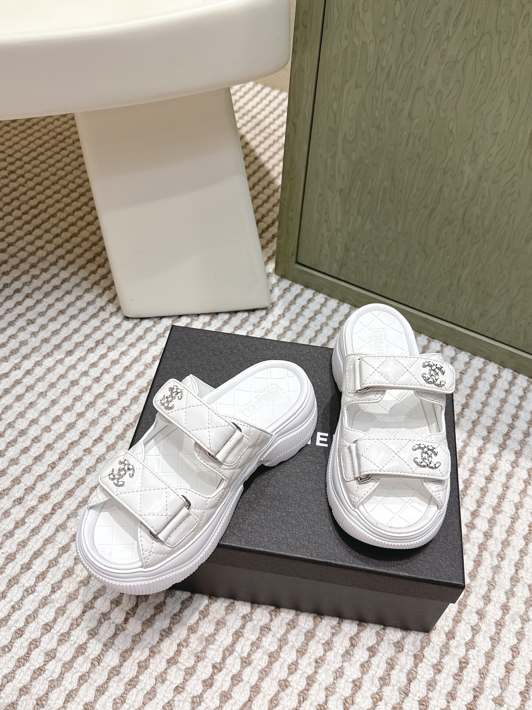 CHANEL 25S STRAP SANDALS IN WHITE PATENT CALFSKIN SILVER HARDWARE