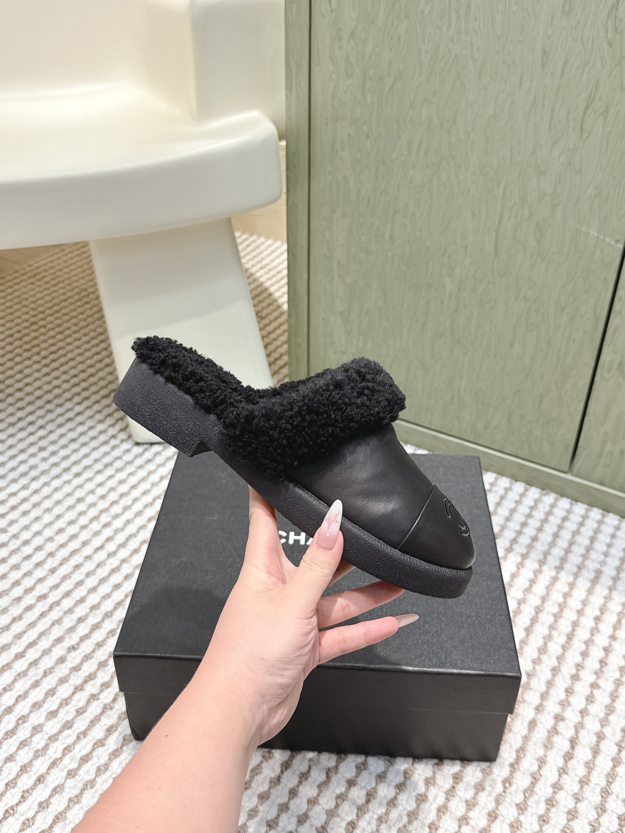 CHANEL 25S INDOOR SLIPPERS IN BLACK CALFSKIN FUR-LINED