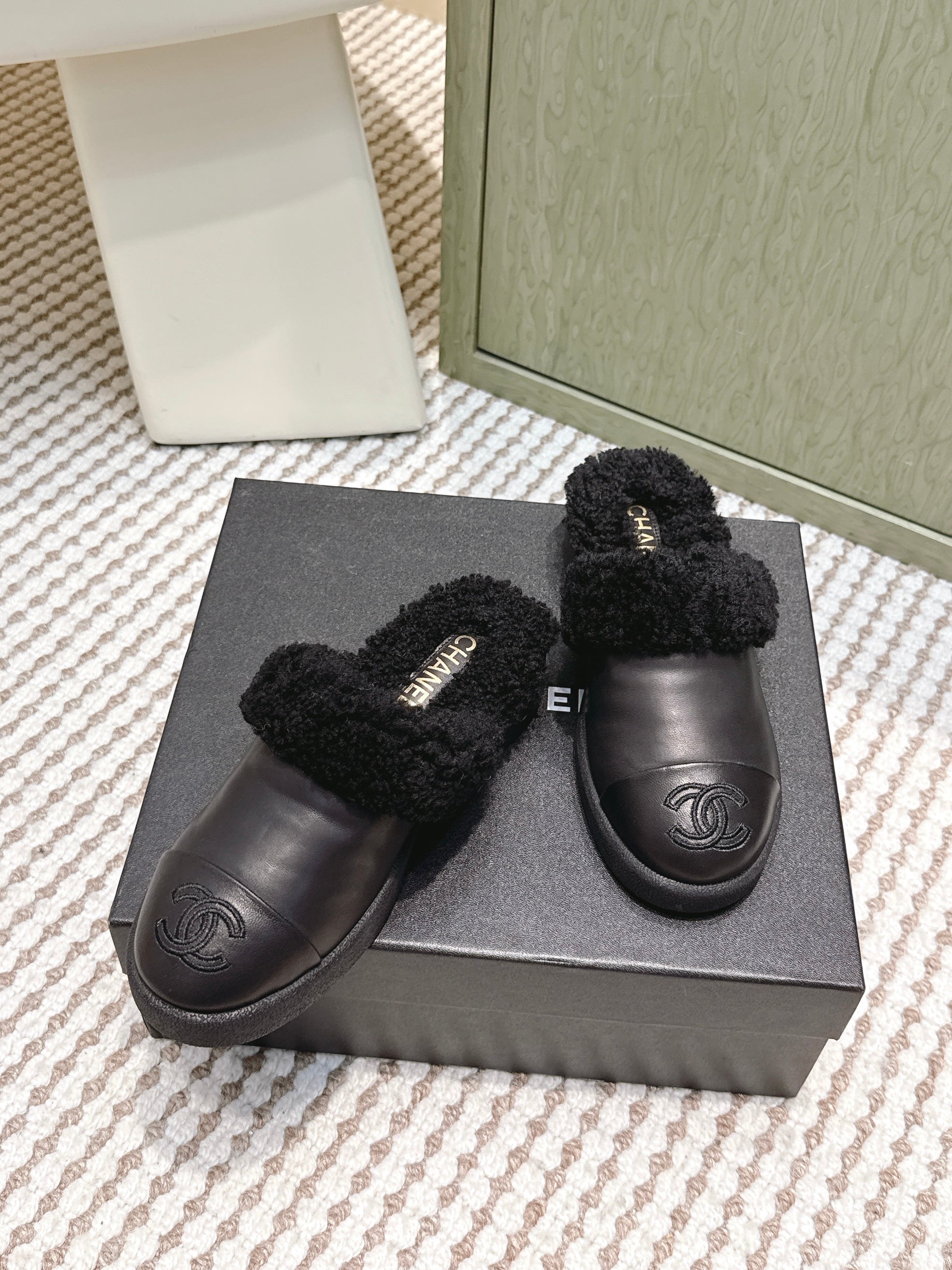 CHANEL 25S INDOOR SLIPPERS IN BLACK CALFSKIN FUR-LINED