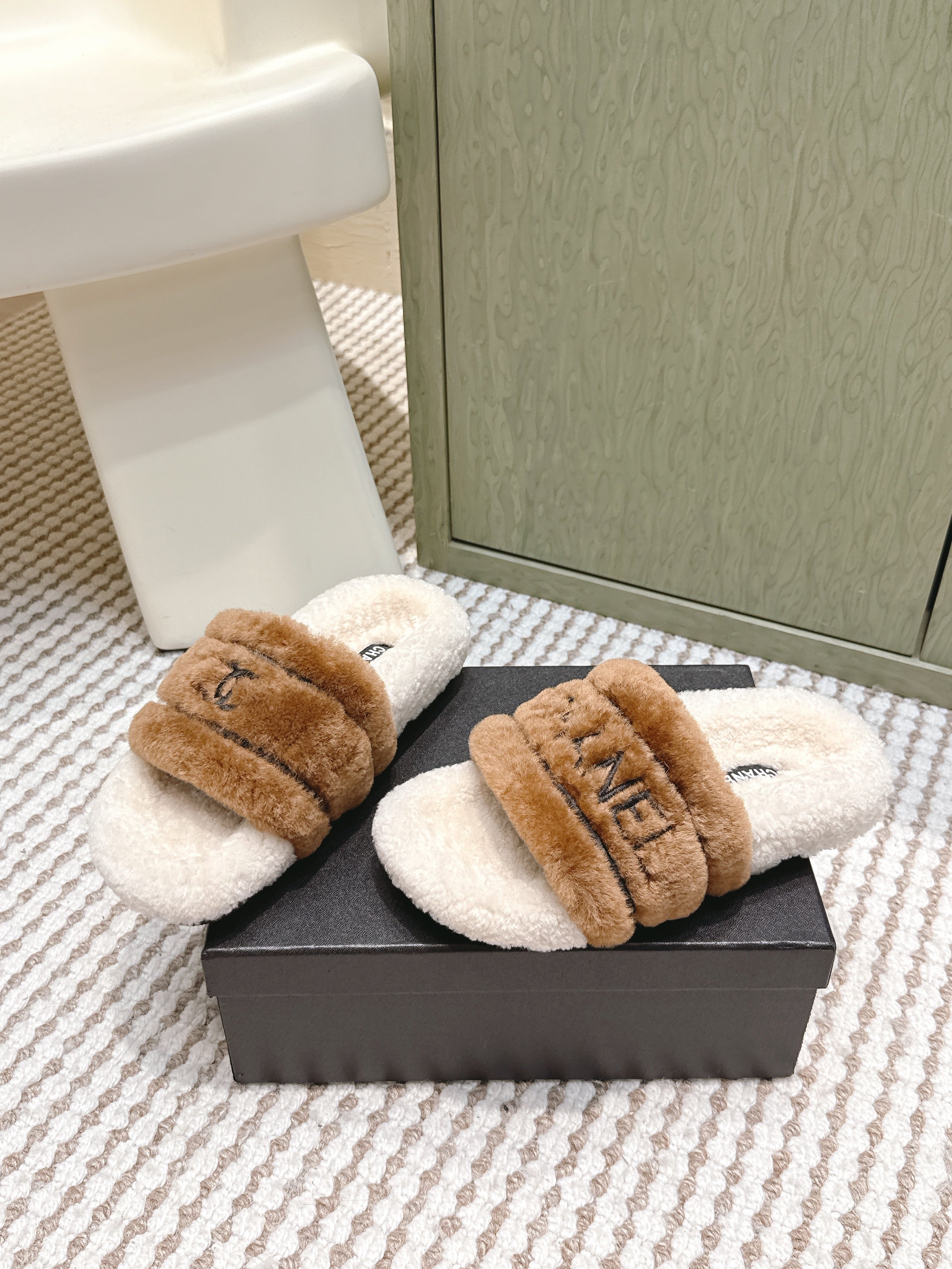 CHANEL 25S FLUFFY SLIDERS IN BEIGE AND CARAMEL