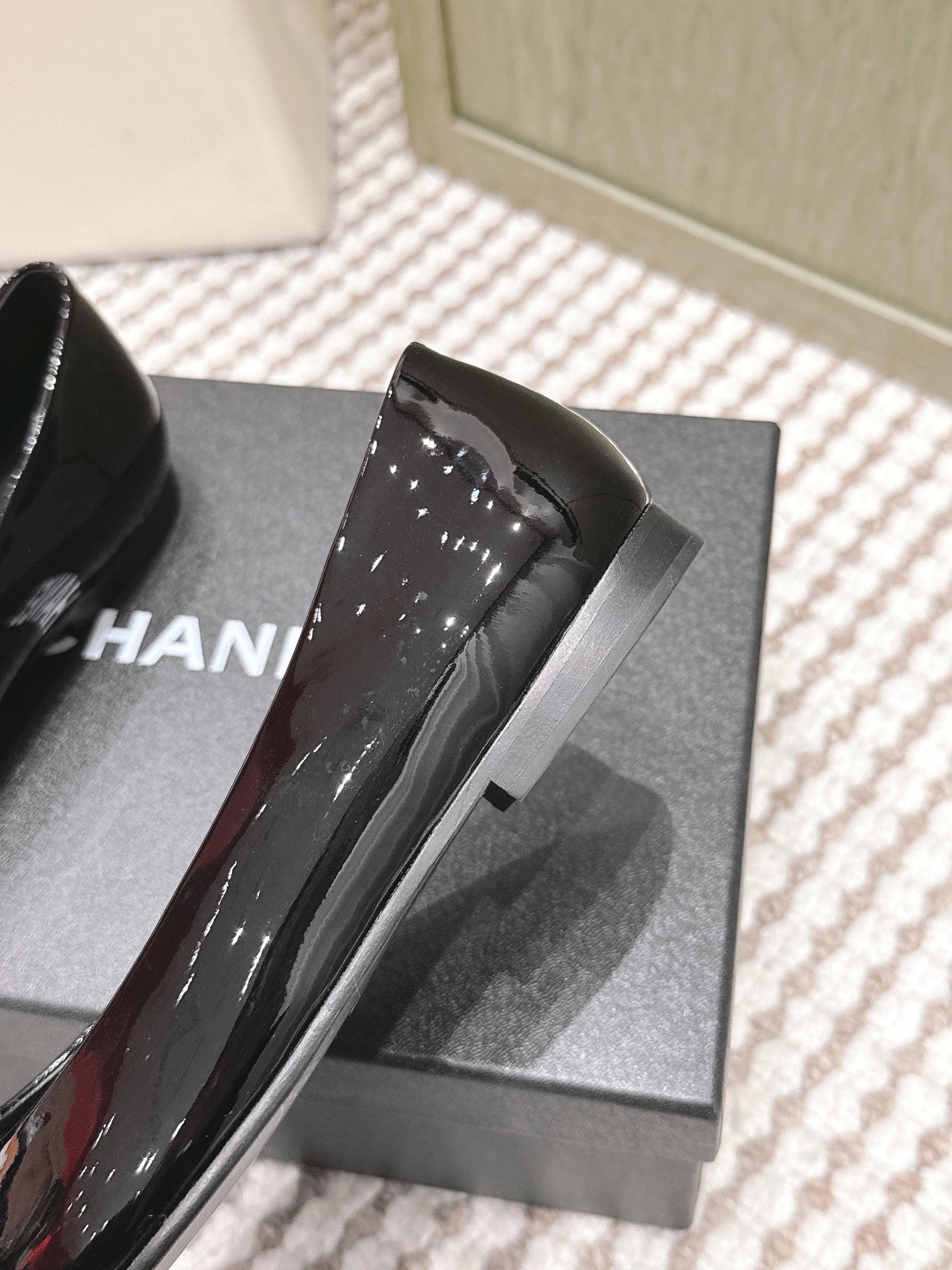 CHANEL 25S BALLET FLAT ROUND TOE IN BLACK PATENT SHEEPSKIN WITH CAMELLIA