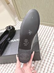 CHANEL 25S BALLET FLAT ROUND TOE IN BLACK PATENT SHEEPSKIN WITH CAMELLIA