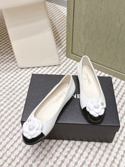 CHANEL 25S BALLET FLAT ROUND TOE IN WHITE AND BLACK SHEEPSKIN WITH CAMELLIA