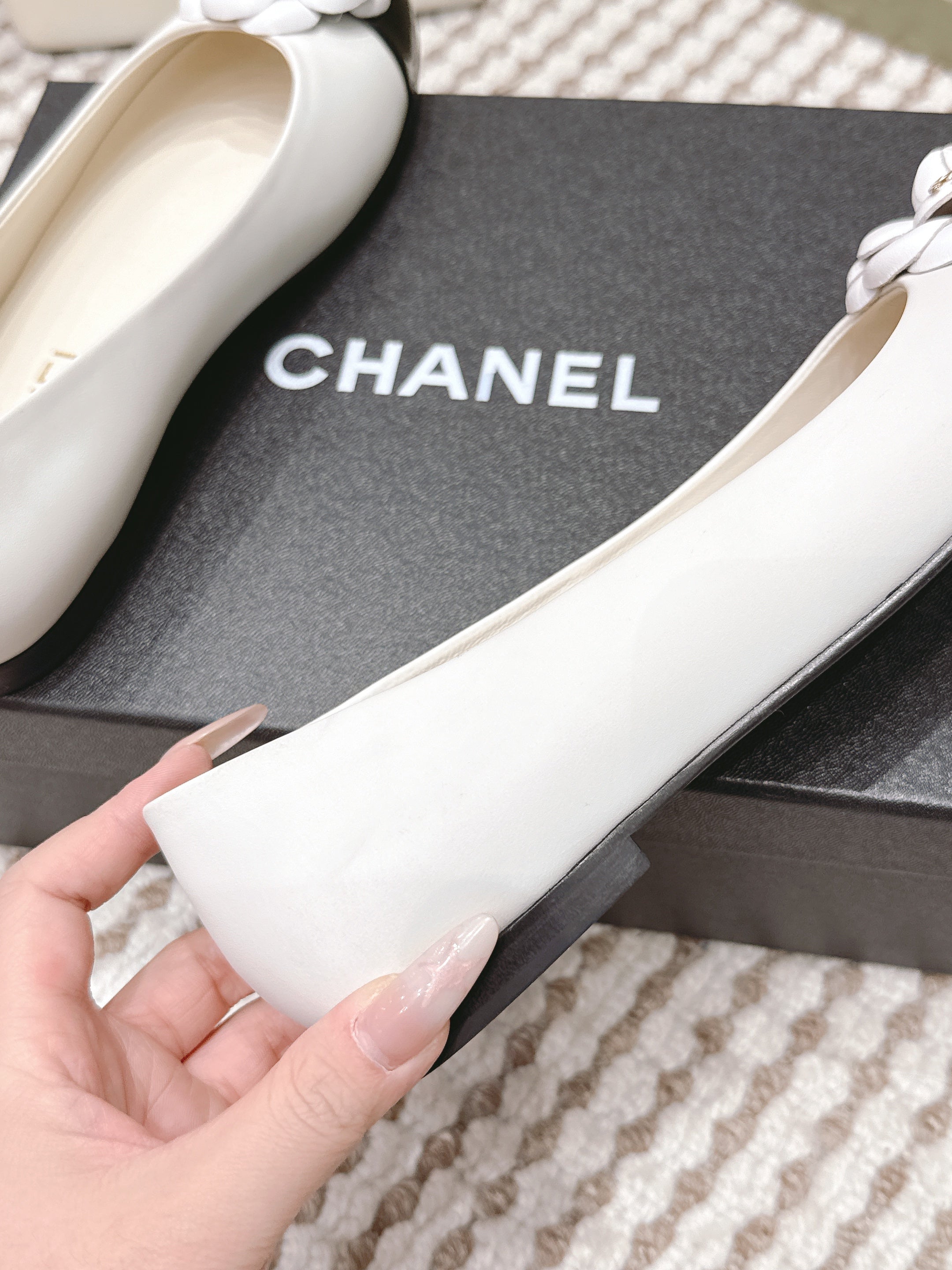 CHANEL 25S BALLET FLAT ROUND TOE IN WHITE AND BLACK SHEEPSKIN WITH CAMELLIA