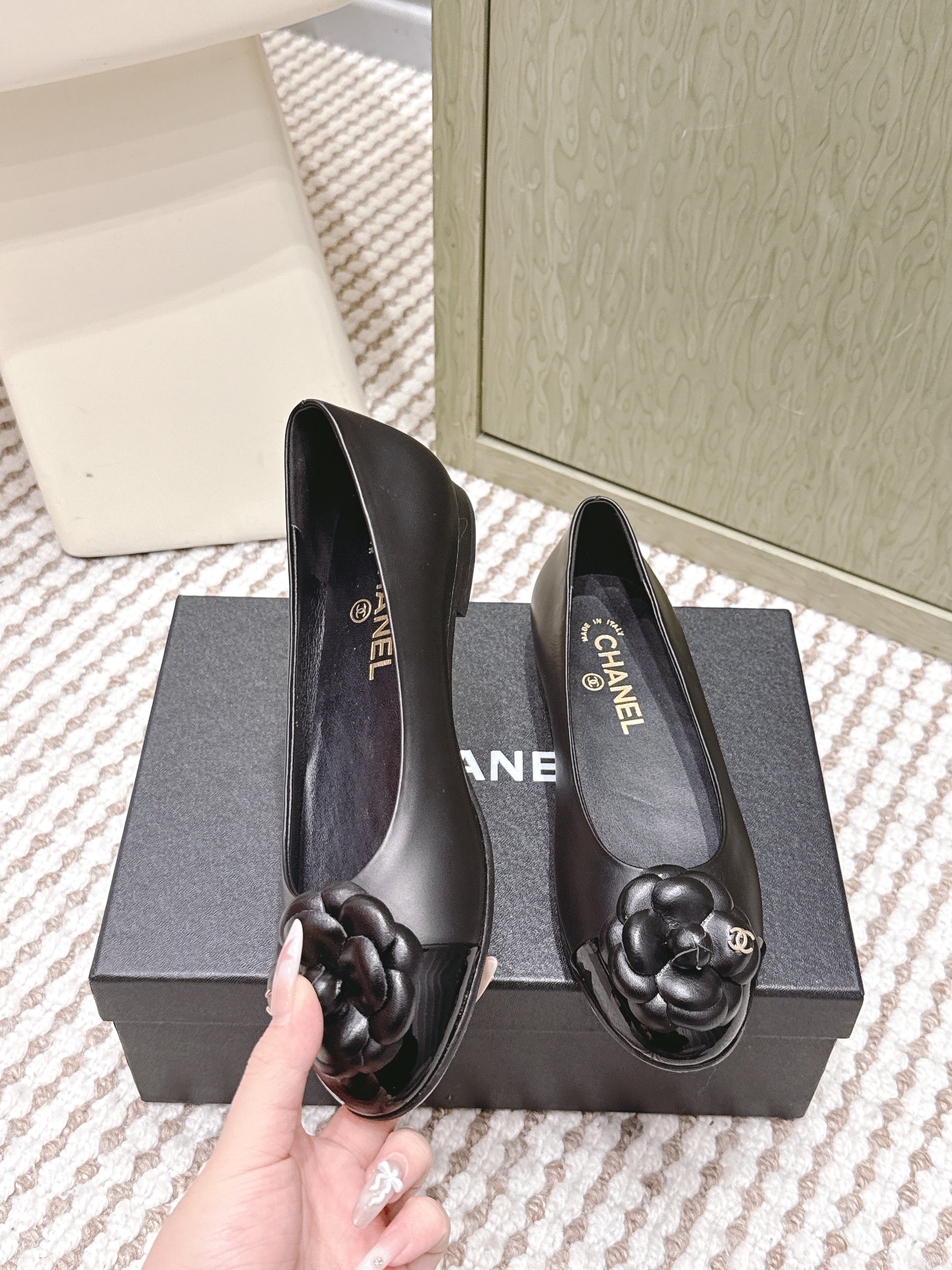 CHANEL 25S BALLET FLAT ROUND TOE IN BLACK SHEEPSKIN WITH CAMELLIA