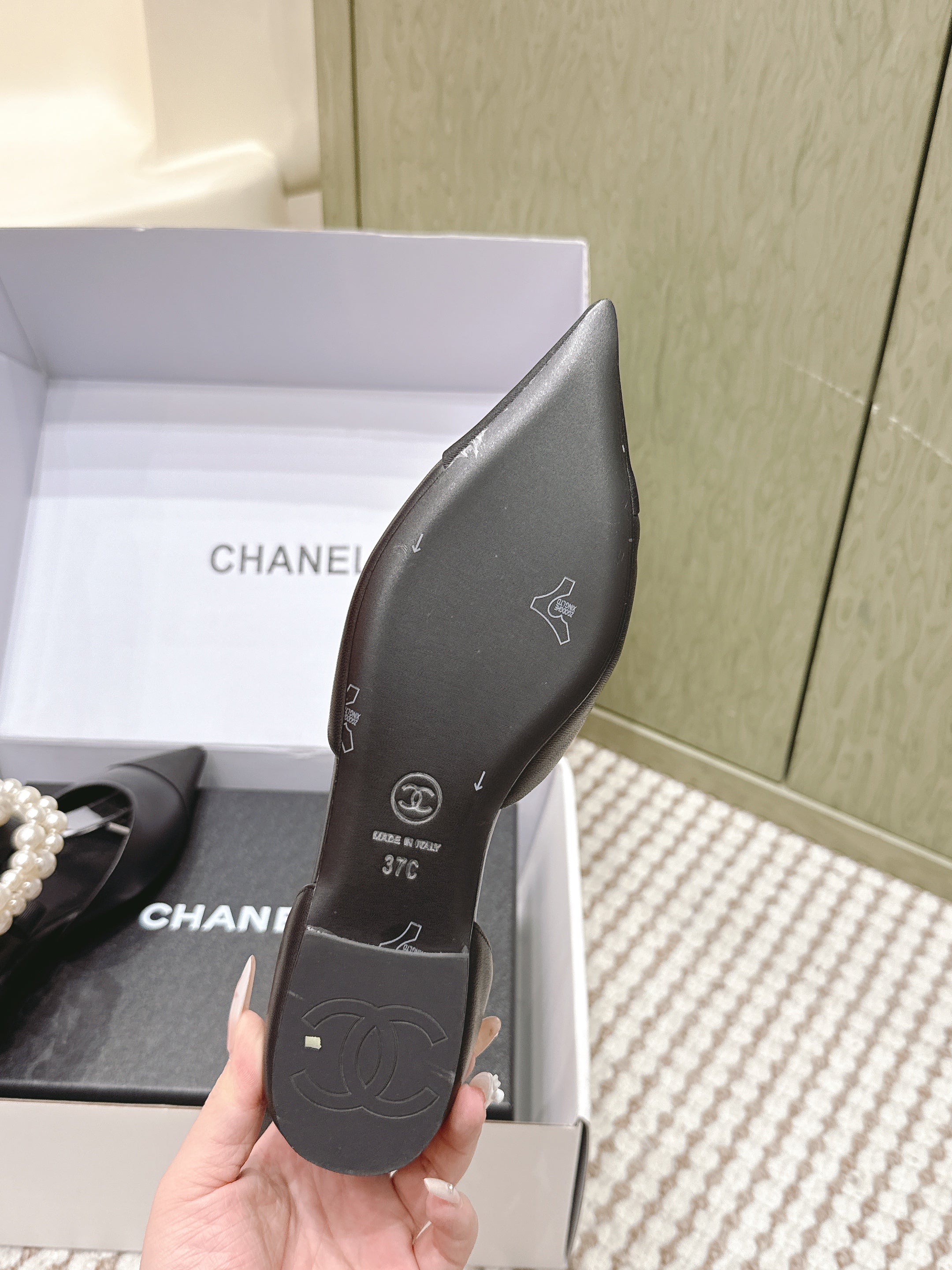 CHANEL 25S ESPADRILLE FLATS IN BLACK CALFSKIN WITH PEARL STRAP