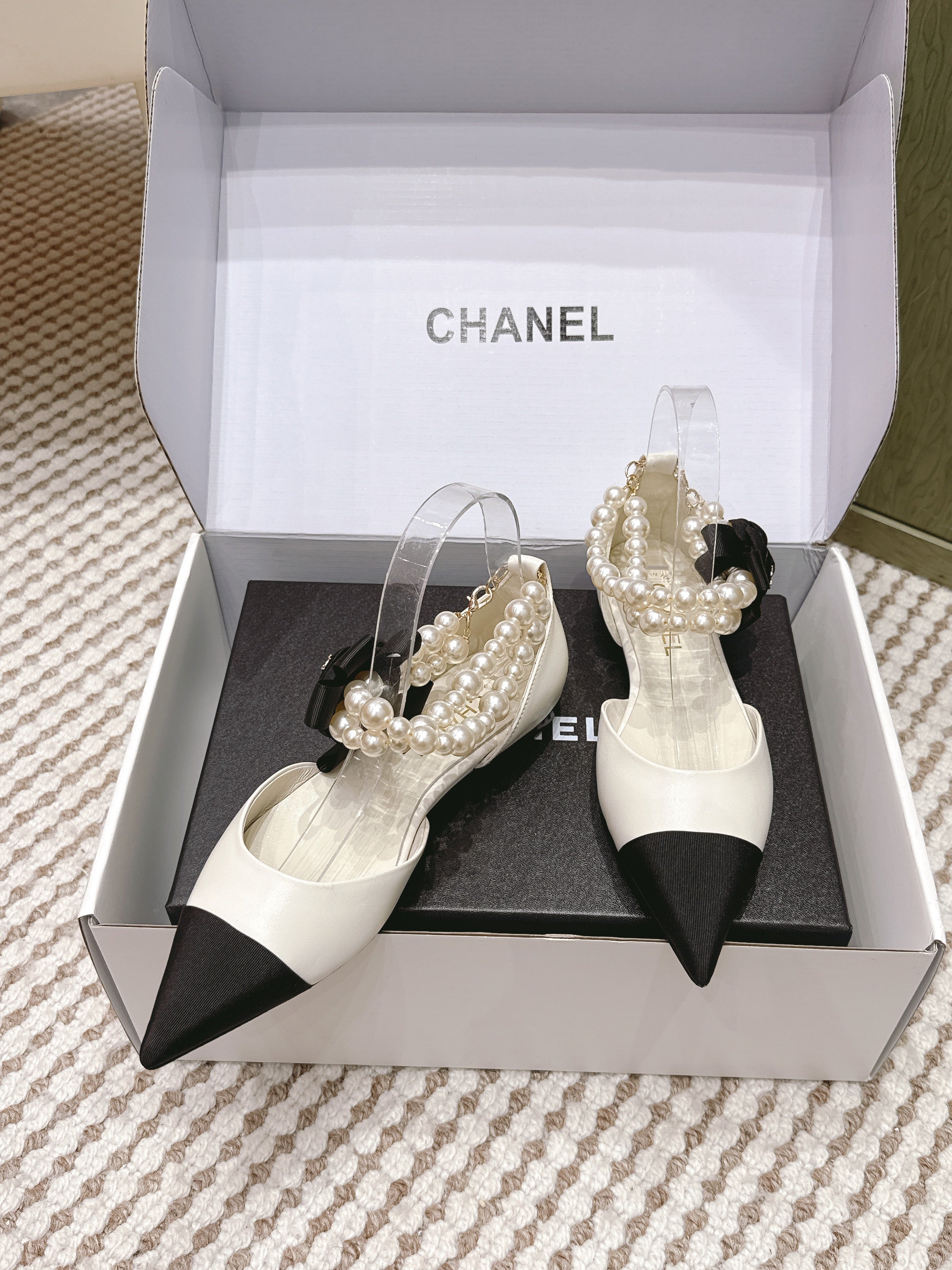 CHANEL 25S ESPADRILLE FLATS IN WHITE AND BLACK CALFSKIN WITH PEARL STRAP