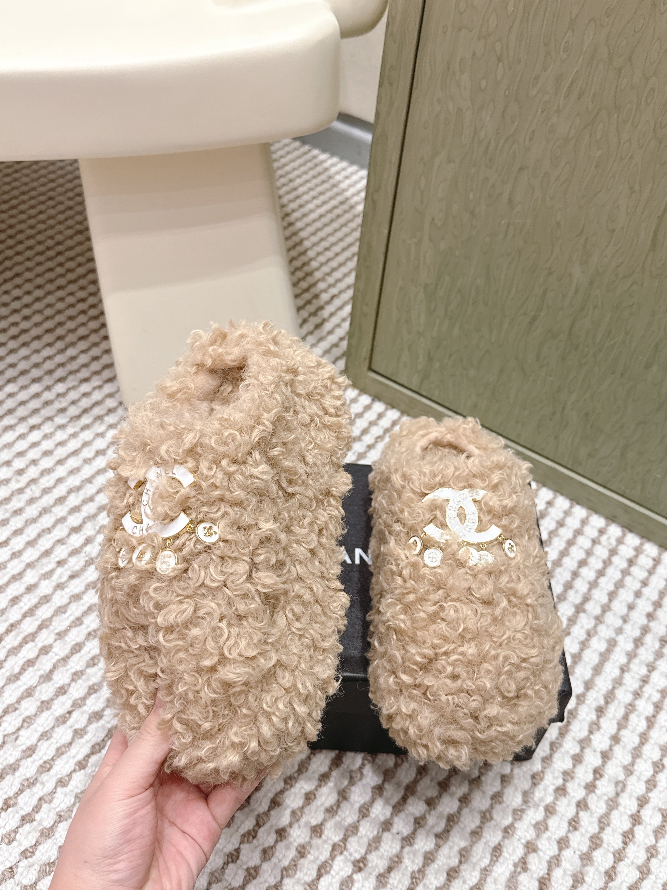 CHANEL 25S CLASSIC FURRY SLIDES IN LIGHT BROWN WITH DOUBLE C LOGO