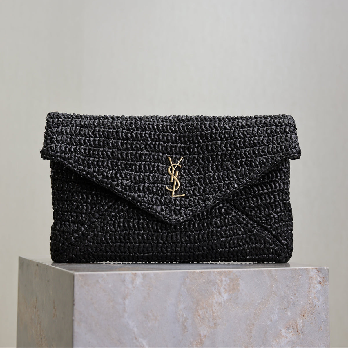 YSL 25S CASSANDRE LARGE ENVELOPE POUCH 29 IN BLACK RAFFIA GOLD HARDWARE