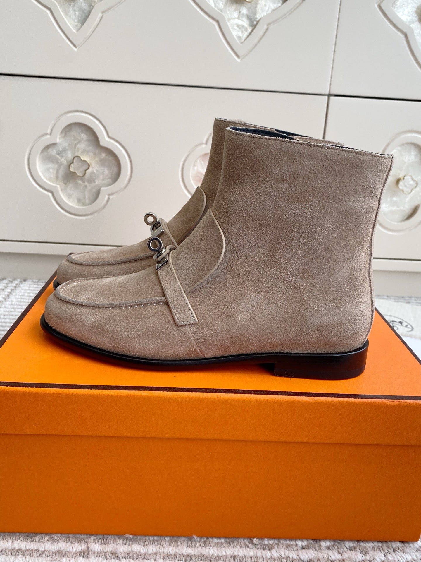 HM 25S KELSY ANKLE BOOT IN EARTHY BROWN-GRAY SUEDE WITH SILVER HARDWARE