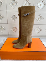 HM 25S TALL BOOTS 90 MM IN WARM BEIGE GOLD SUEDE