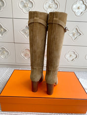 HM 25S TALL BOOTS 90 MM IN WARM BEIGE GOLD SUEDE
