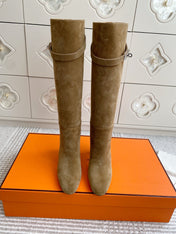 HM 25S TALL BOOTS 90 MM IN WARM BEIGE GOLD SUEDE