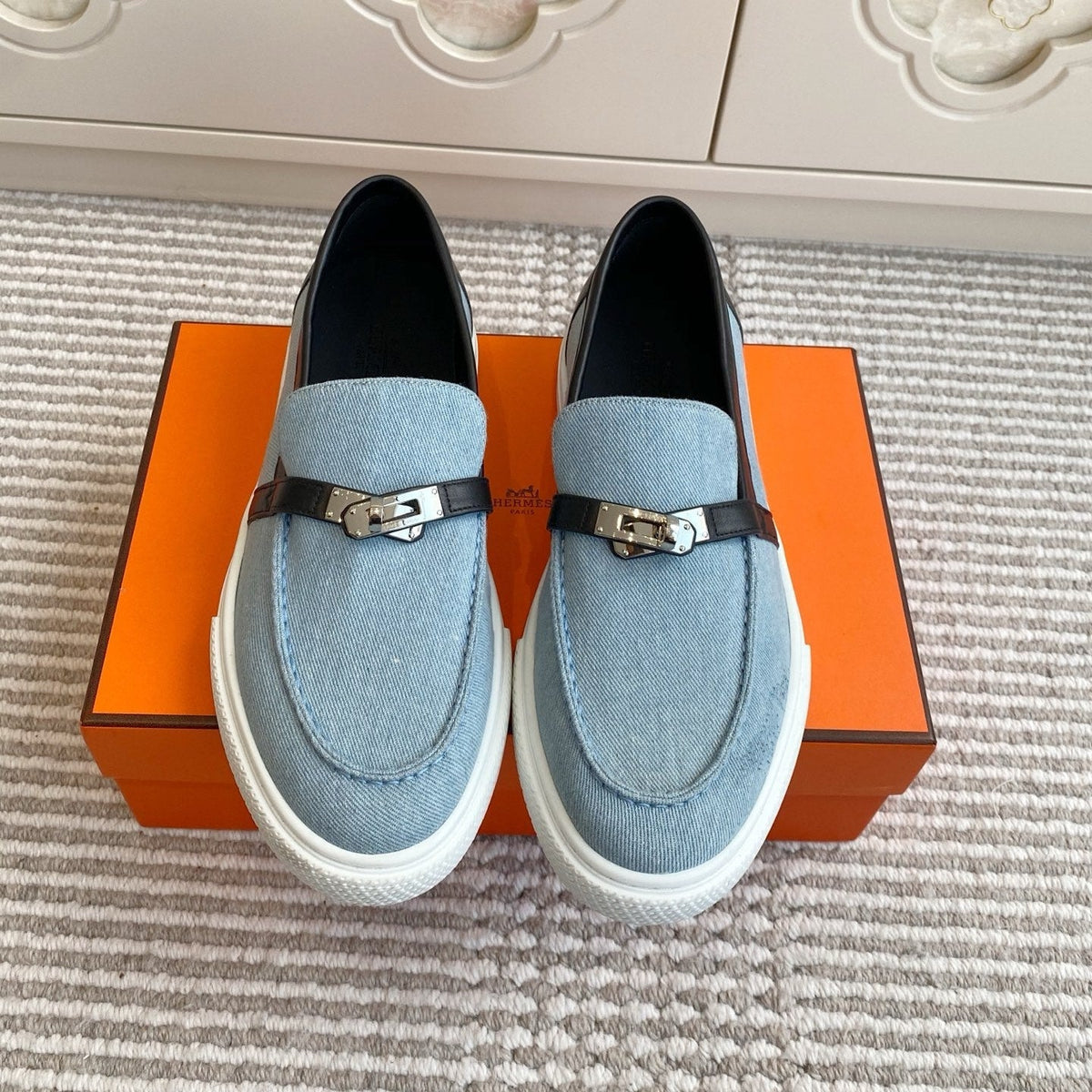 HM 25S SLIP-ON IN SKY BLUE CANVAS AND BLACK LAMBSKIN WITH SILVER HARDWARE