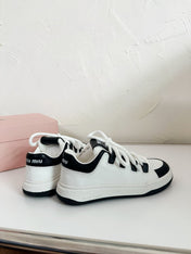 SNEAKERS SIMPLE DESIGN IN BLACK MIX WHITE SHEEPSKIN