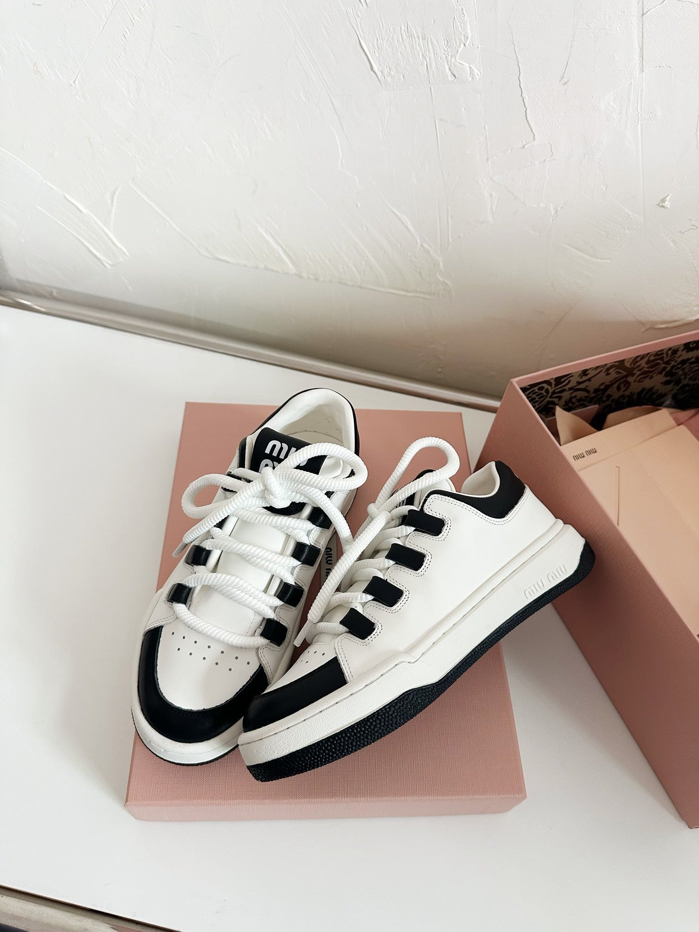 SNEAKERS SIMPLE DESIGN IN BLACK MIX WHITE SHEEPSKIN