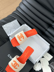 WOVEN SLIDE IN RAFFIA AND VIVID ORANGE LAMBSKIN