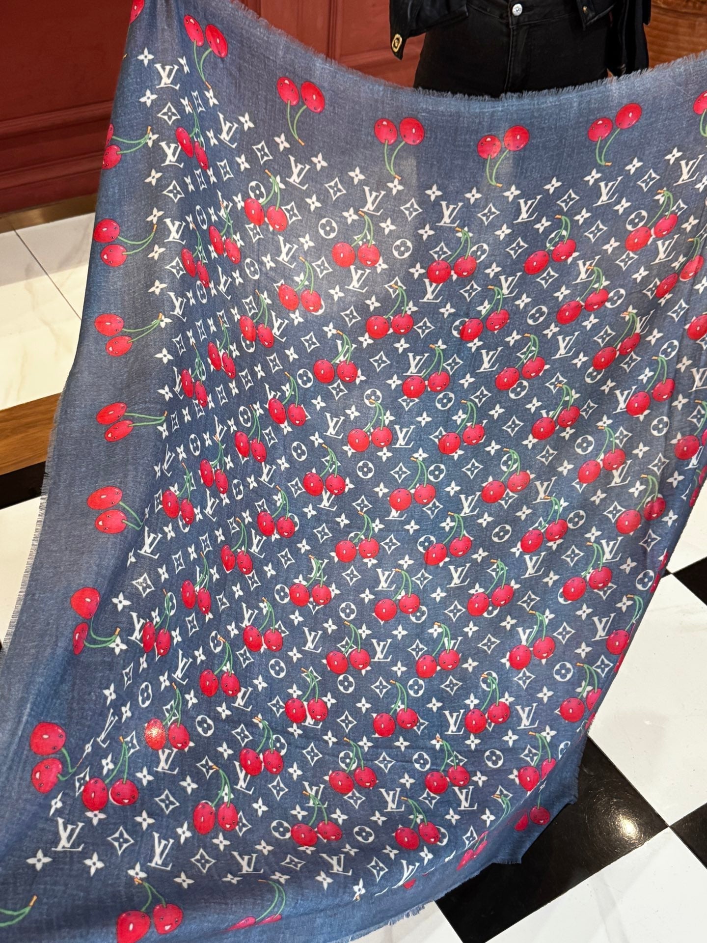 LV SCARF 140 CM IN CASHMERE 721492