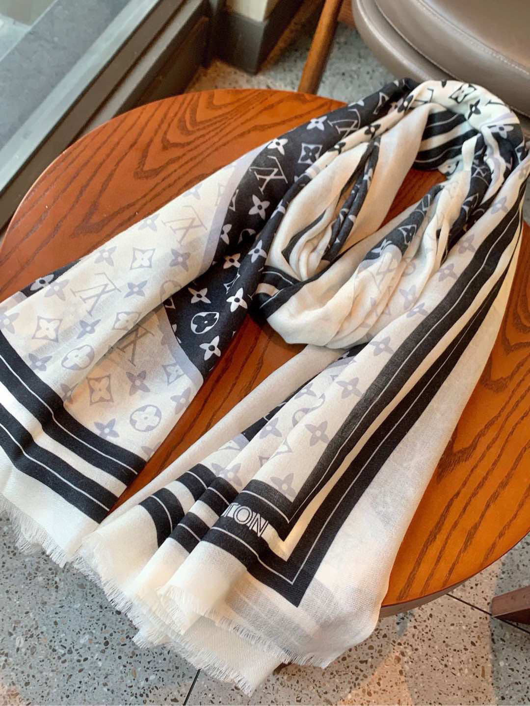 LV SCARF 200 CM IN CASHMERE 732076
