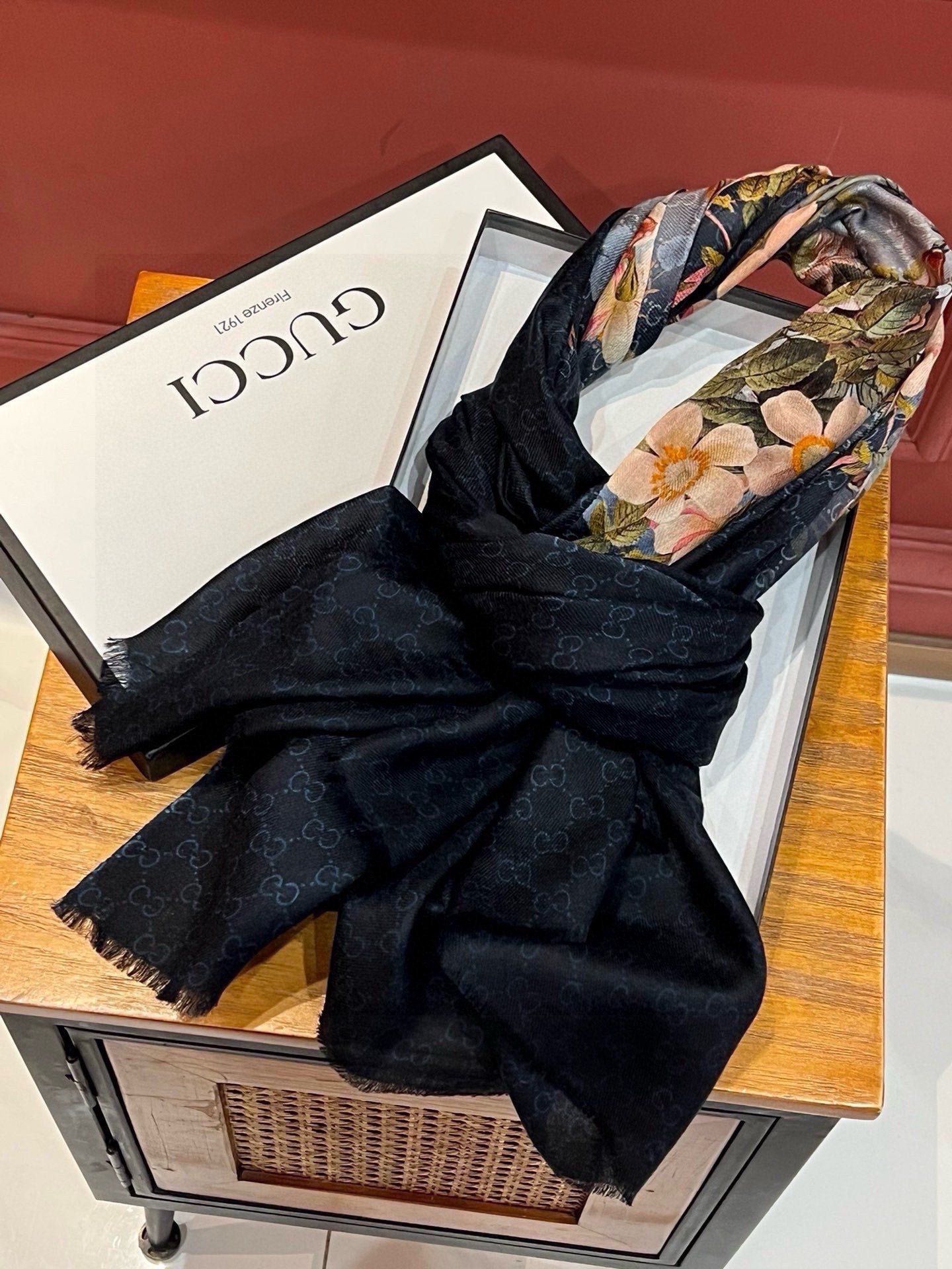 GUCCI 25S SCARF 200 IN CASHMERE 733883