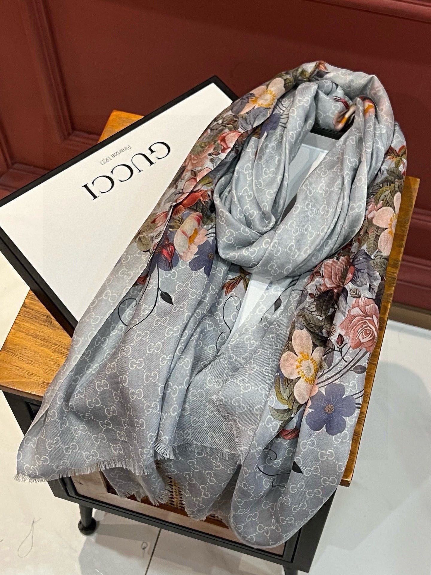 GUCCI 25S SCARF 200 IN CASHMERE 733884